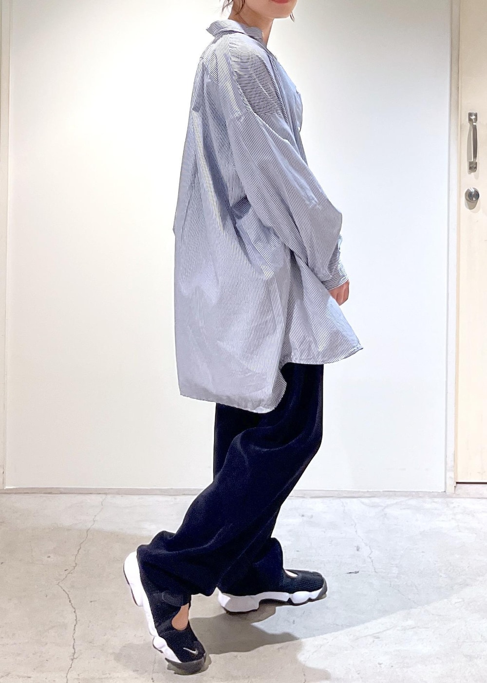 「INDIVIDUALIZED SHIRTS for SALON、INDIVIDUALIZED SHIRTS、シャツ、オーバーシャツ、ストライプ、ブルー、CreamyCotton、クリーミーコットン、スウェット、クラッチバッグ、レザー、ブラック、ハンドバッグ、セットアップ、初秋コーデ」｜「SALON adam et rope'の【2WAY】レザースクエアチェーンクラッチショルダーバッグ（ショルダーバッグ、ブラック系）」を使った、michiruさん（レディース・156cm）の夏コーディネートの5枚目の写真