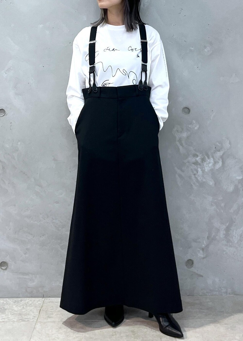「Jean Cocteau、ジャン・コクトー、Tシャツ、プリントTシャツ、ホワイト、サスペンダー、トラペーズスカート、ブラック、helen Moore、ミニバッグ、ファー、ベージュ、秋コーデ、初冬コーデ、デートコーデ」｜「HELEN MOOREの【helen Moore】Detachable Gold（ハンドバッグ、ブラウン系）」を使った、michiruさん（レディース・156cm）の秋コーディネートの7枚目の写真