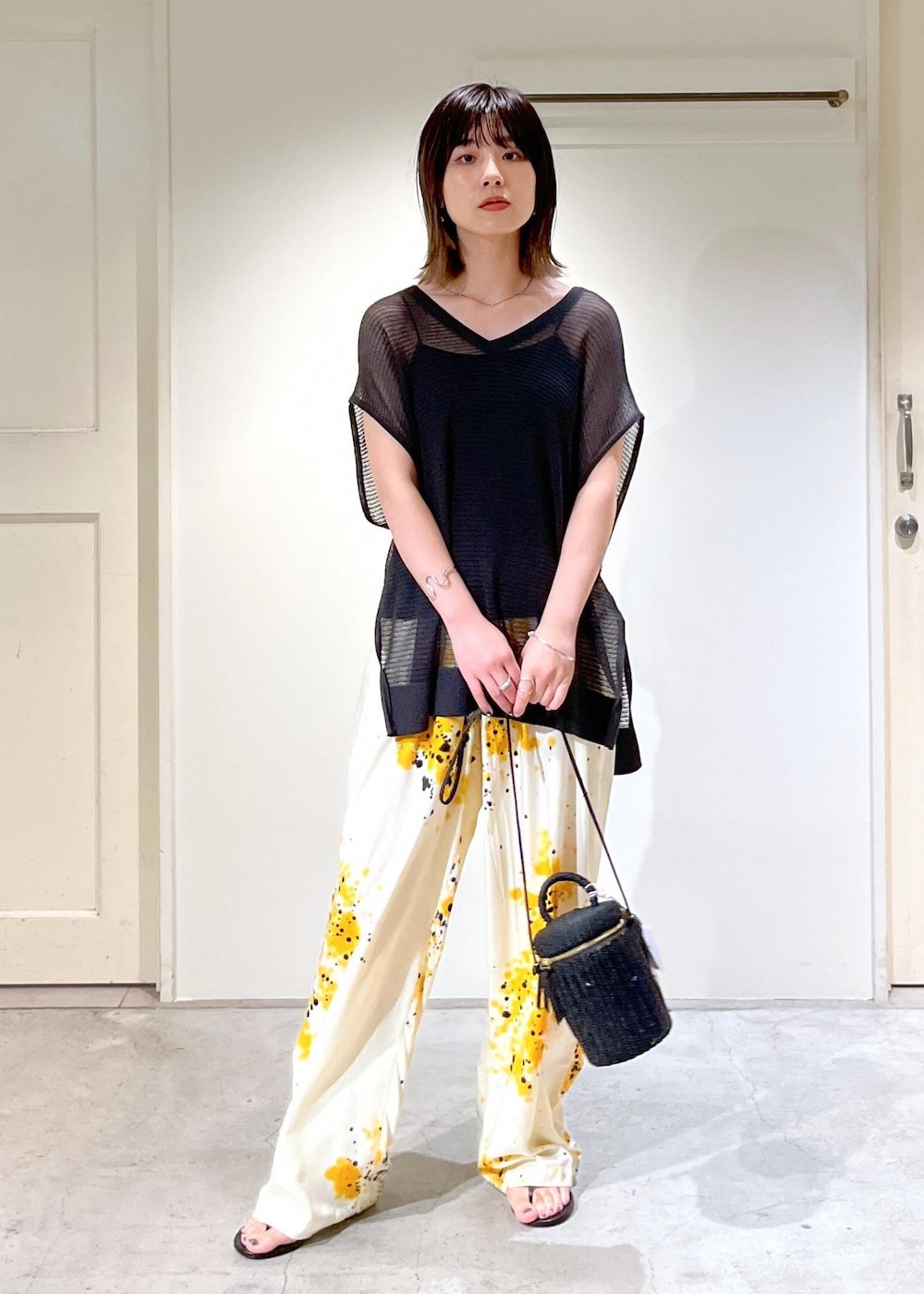 「SALE、SALEコーデ、デザインtops、シアー、メッシュ、2way、チャコール、SUKU HOME、ルームウェア、BRENTELLA、BAGMATI、ブラック、カゴバッグ、プルオーバー、イエロー」｜「SALON adam et rope'の【BRENTELLA（ブレンテッラ）】Wストラップトングサンダル（サンダル、ブラック系）」を使った、michiruさん（レディース・156cm）の夏コーディネートの2枚目の写真