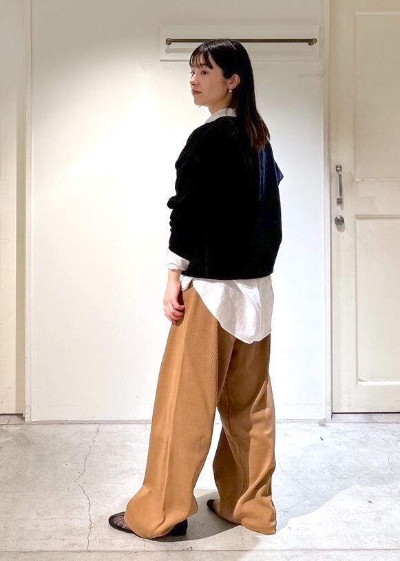 「CreamyCotton、クリーミーコットン、プルオーバー、オーガニックコットン、ブラック、シャツ、レース、ホワイト、Baserange、ベースレンジ、ブラウン、REMME、フラットシューズ、初春コーデ、春コーデ」｜「REMMEの【REMME(レメ)】メッシュフラットシューズ（パンプス、ブラック系）」を使った、michiruさん（レディース・156cm）の冬コーディネートの5枚目の写真