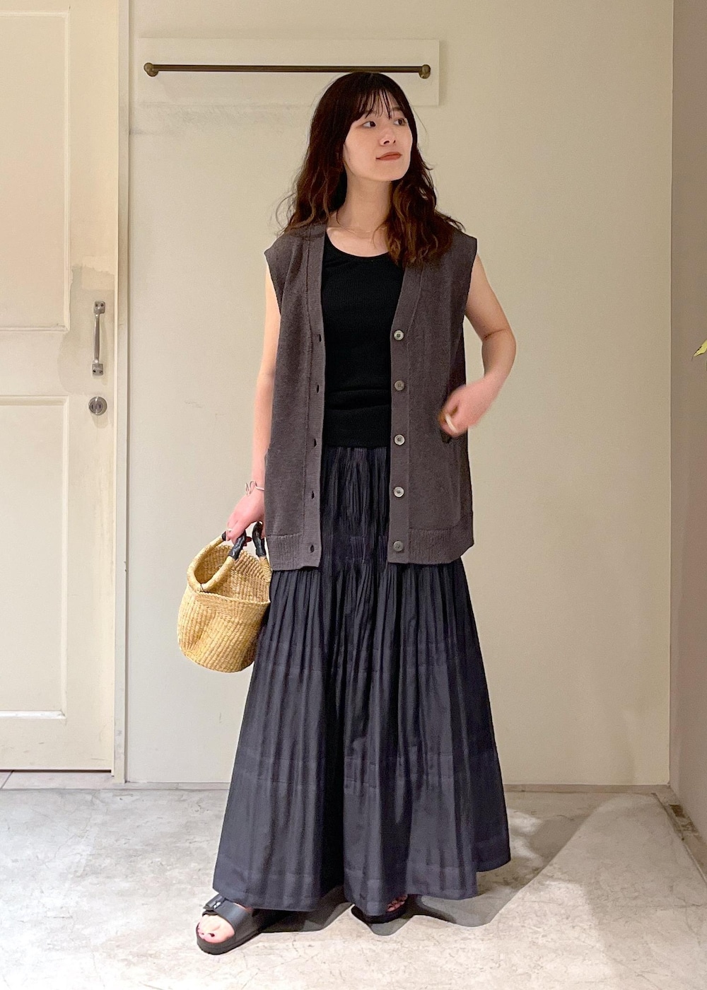 「ペーパーヤーン、和紙、チャコール、gicipi、TURCHESE、BIRKENSTOCK、Arizona Big Buckle EVA、African Square、カゴバッグ、初夏コーデ、夏コーデ、デートコーデ、お出かけコーデ、旅行コーデ、アウトドアコーデ」|「SALON adam et rope'の【African Square(アフリカンスクエアー)】ボルガ丸底ウェーブカゴ小(トートバッグ、ホワイト系)」を使った、michiruさん(レディース・156cm)の夏コーディネートの4枚目の写真