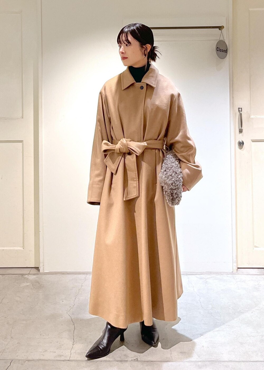 「PURE CASHMERE、カシミヤ、ロングコート、アウター、オーバーサイズ、ベージュ、Smile Cotton、スマイルコットン、タートルネック、Tシャツ、インナー、ブラック、helen Moore、ファーバッグ、ミニバッグ」｜「HELEN MOOREの【helen Moore】Detachable Gold（ハンドバッグ、ブラウン系）」を使った、michiruさん（レディース・156cm）の秋コーディネートの2枚目の写真