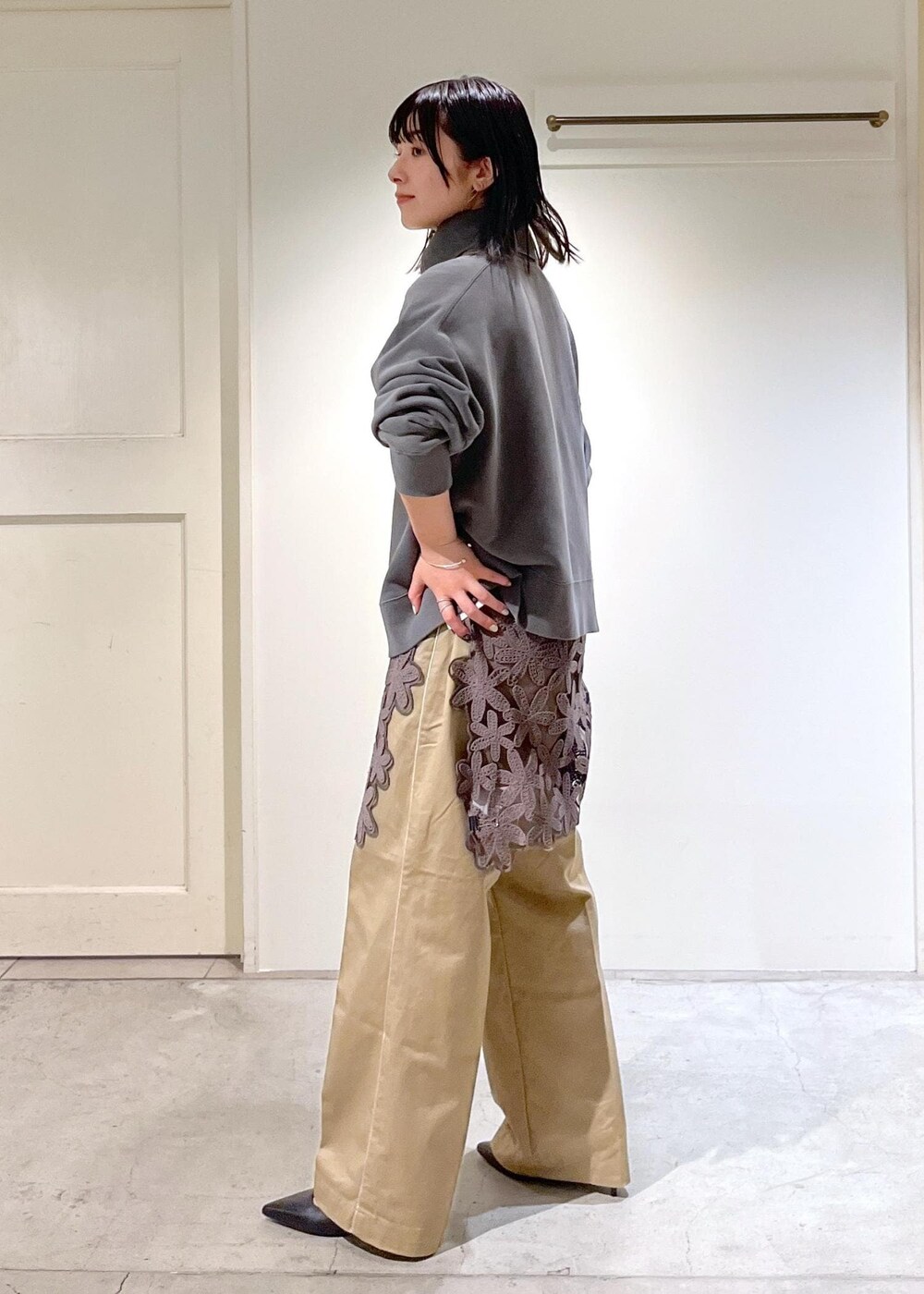 「新作、ハーフジップ、ロゴ、ラップスカート、Americana for SALON、Americana、チノパンツ、チェーンバッグ、クラッチバッグ、ヒール、グレー、長袖、チャコールグレー、ベージュ、ワイド」｜「AMERICANAの【Americana for SALON】別注サイドラインチノパンツ（チノパンツ、ベージュ系）」を使った、michiruさん（レディース・156cm）の秋コーディネートの9枚目の写真