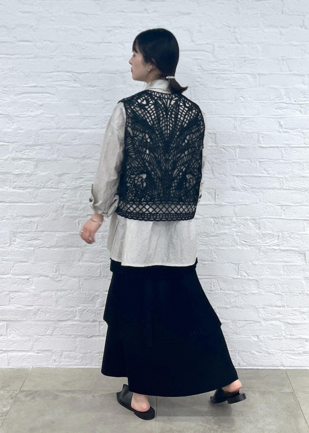 「24SS春の新作、Americana for SALON、Americana、アメリカーナ、別注、2way、カシュクール、レース、ジレ、サロンアダムエロペ、プリーツ、フラットシューズ、Gabriela Coll Garments、ガブリエラコールガーメンツ、24SSSALON展示会」｜「AMERICANAの【Americana for SALON】別注ライトシャインマルチシャツ【セットアップ対応】（シャツ/ブラウス、グレー系）」を使った、michiruさん（レディース・156cm）の冬コーディネートの5枚目の写真