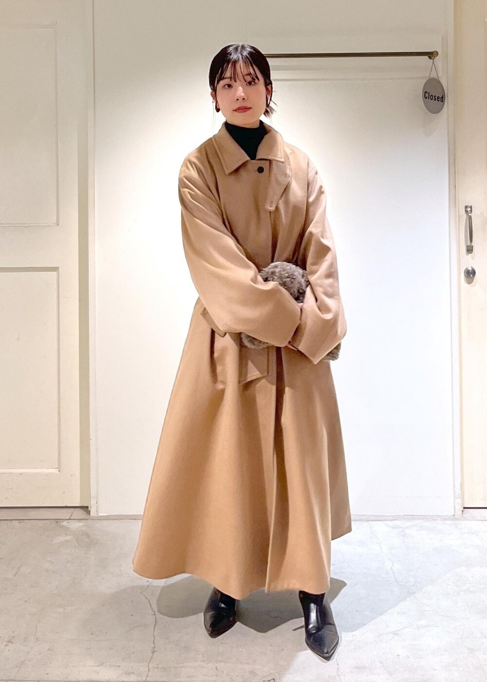 「PURE CASHMERE、カシミヤ、ロングコート、アウター、オーバーサイズ、ベージュ、Smile Cotton、スマイルコットン、タートルネック、Tシャツ、インナー、ブラック、helen Moore、ファーバッグ、ミニバッグ」｜「HELEN MOOREの【helen Moore】Detachable Gold（ハンドバッグ、ブラウン系）」を使った、michiruさん（レディース・156cm）の秋コーディネートの3枚目の写真