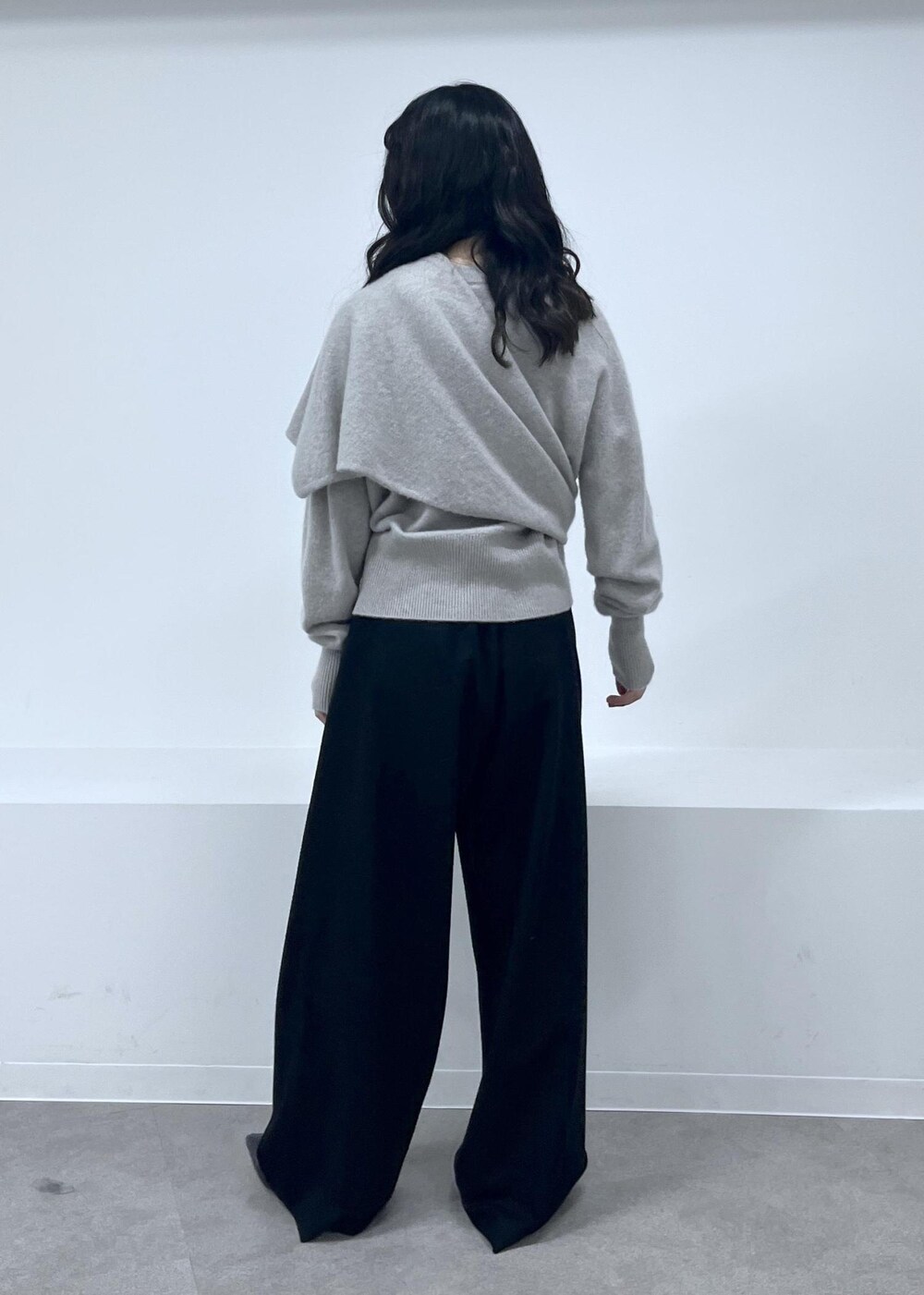 ベージュ系のカーディガン/ボレロ、ブラック系のその他パンツ、ブラック系のローファーを着用したレディースの秋コーディネートの6枚目の写真