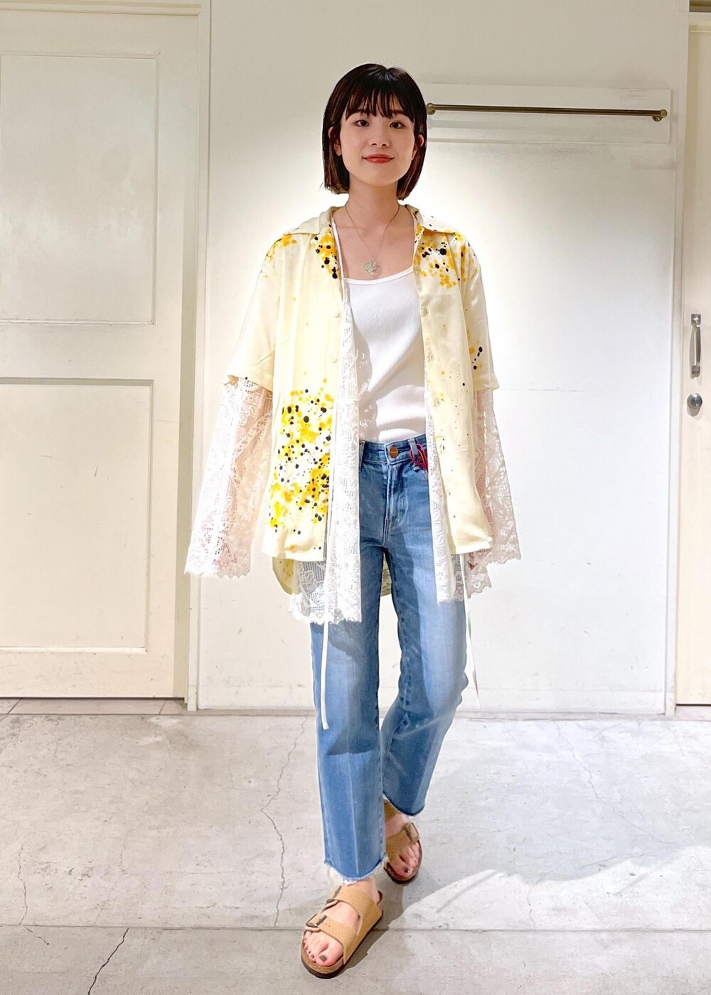 「SUKU HOME、ルームウェア、パジャマ、ナイトウェア、ジャケット、KINAN、タンクトップ、RED CARD TOKYO、Marmalade Ankle、BIRKENSTOCK、Arizona VL Dotted、kokyo、ミニバッグ、シルバー、messy weekend」|「SALON adam et rope'のスカラップレースジャケット/ガウン カーディガン(ノーカラージャケット、ホワイト系)」を使った、michiruさん(レディース・156cm)の春コーディネートの4枚目の写真