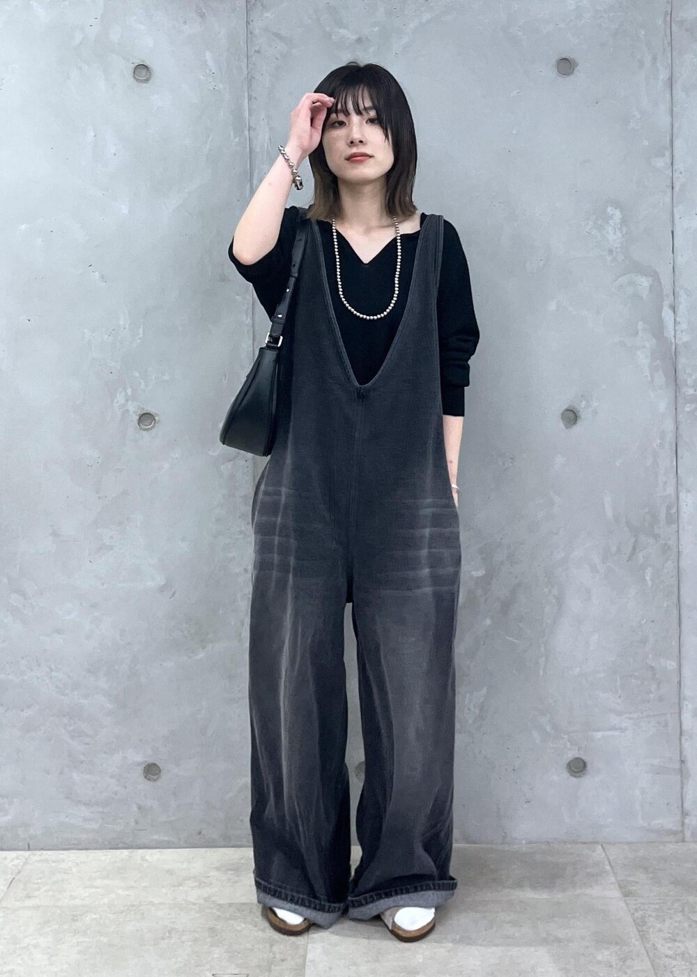 「ウォッシャブルウール、ニット、WEB限定、デニム、AULENTTI、ERICKA NICOLAS BEGAY、シルバー、ブラック、レザー、レザーバッグ、プルオーバー、オールインワン、サロペット、オーバーオール、初秋コーデ」｜「SALON adam et rope'のウォッシャブルウールVネックプルオーバー（ニット/セーター、ブラック系）」を使った、michiruさん（レディース・156cm）の夏コーディネートの3枚目の写真