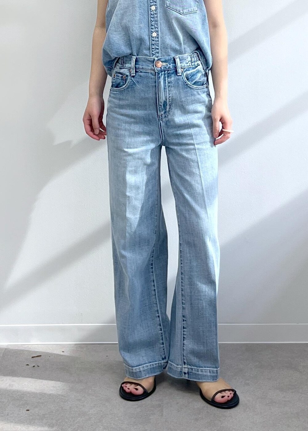 「ハーフスリーブ、ブラック、羽織、RED CARD TOKYO for SALON、RED CARD TOKYO、デニム、GILET blouse、easy SLOGAN、ブルー、BRENTELLA、VIRNINA、ミュール、春コーデ、初夏コーデ、夏コーデ」｜「RED CARD TOKYOの【RED CARD TOKYO（レッドカードトーキョー）for SALON】別注GILET blouse / デニムジレベスト（ベスト、ブルー系）」を使った、michiruさん（レディース・156cm）の春コーディネートの10枚目の写真
