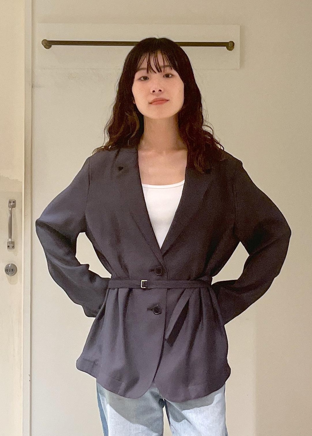 「羽織、チャコール、プリマベール、インナー、ホワイト、KURO for SALON、デニム、OPTIMA、REMME、Brady、ミニバッグ、ELY、初春コーデ、春コーデ、お仕事コーデ」|「REMMEの【REMME(レメ)】メッシュフラットシューズ(パンプス、ブラック系)」を使った、michiruさん(レディース・156cm)の春コーディネートの10枚目の写真