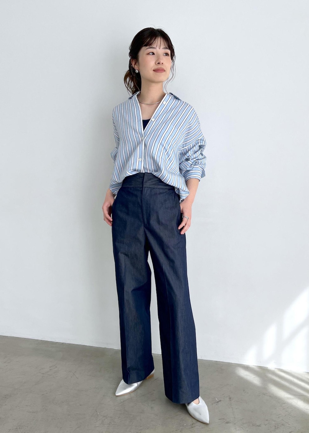 「オーバーシャツ、ストライプ、ブルー、Hug Silk、シルク、ネイビー、デニム、シルバー、レザー、初春コーデ、春コーデ、デートコーデ、お出かけコーデ、旅行コーデ、アウトドアコーデ」|「SALON adam et rope'のHug Silk ラウンドネックタンクトップ(タンクトップ、ブルー系)」を使った、michiruさん(レディース・156cm)の春コーディネートの2枚目の写真