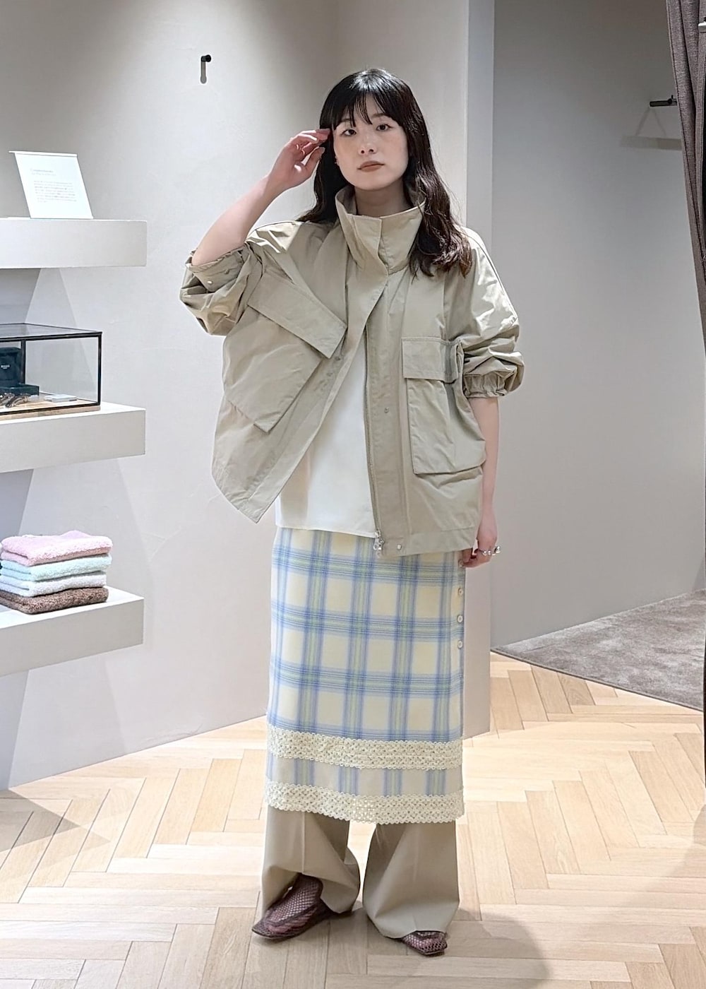 ベージュ系のその他パンツ、ブラウン系のローファー、ホワイト系のキャミソールを着用したレディースの春コーディネートの2枚目の写真