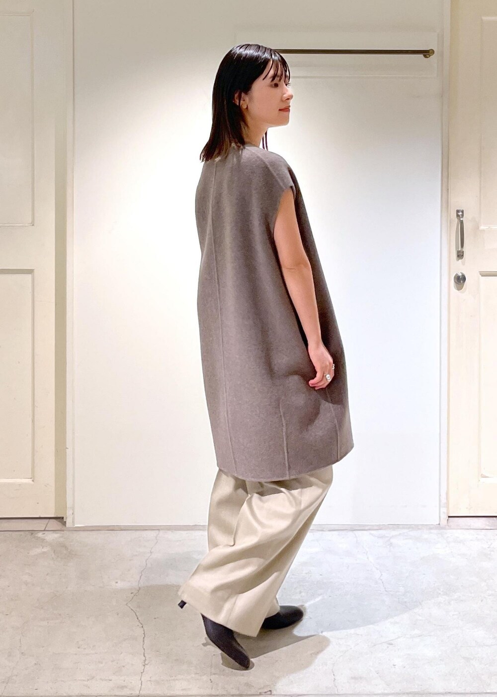 「ピュアラムウール、ジャケット、アウター、グレー、ジャケットコート、ジレ、キャミソール、ホワイト、VISTO WOOL GABA、ワイドパンツ、ストレート、ベージュ、REMME、ショートブーツ、ブラック」｜「SALON adam et rope'の[追加]コットンリブカップ付きベアキャミ2（チューブトップ、ホワイト系）」を使った、michiruさん（レディース・156cm）の秋コーディネートの9枚目の写真