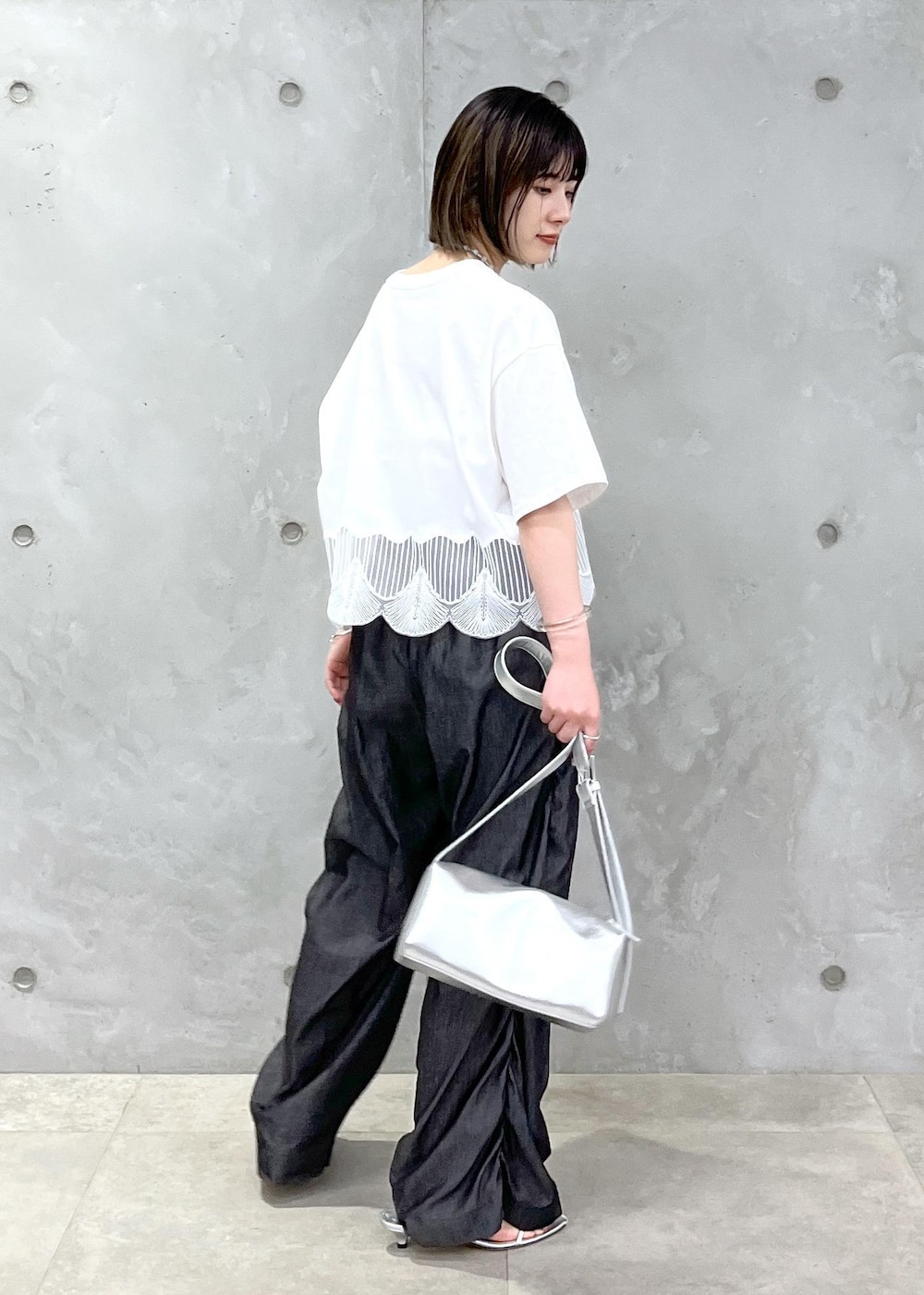 「EMYU RAKUSAI、シアー、Gabriela Coll Garments、BRENTELLA、シルバー、レザー、サロンアダムエロペ、NIPPON CULTURE、24SS春の新作、24SS予約、24SS夏の新作、骨格ウェーブ、ブルべ、春ファッション、夏ファッション」｜「SALON adam et rope'の【雑誌掲載】【追加】レザーボックスショルダーバッグ（ショルダーバッグ、シルバー系）」を使った、michiruさん（レディース・156cm）の春コーディネートの6枚目の写真