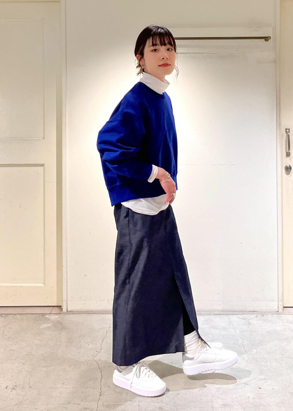 ホワイト系のTシャツ/カットソー、ホワイト系のトートバッグ、ブルー系のスウェットを着用したレディースの冬コーディネートの8枚目の写真