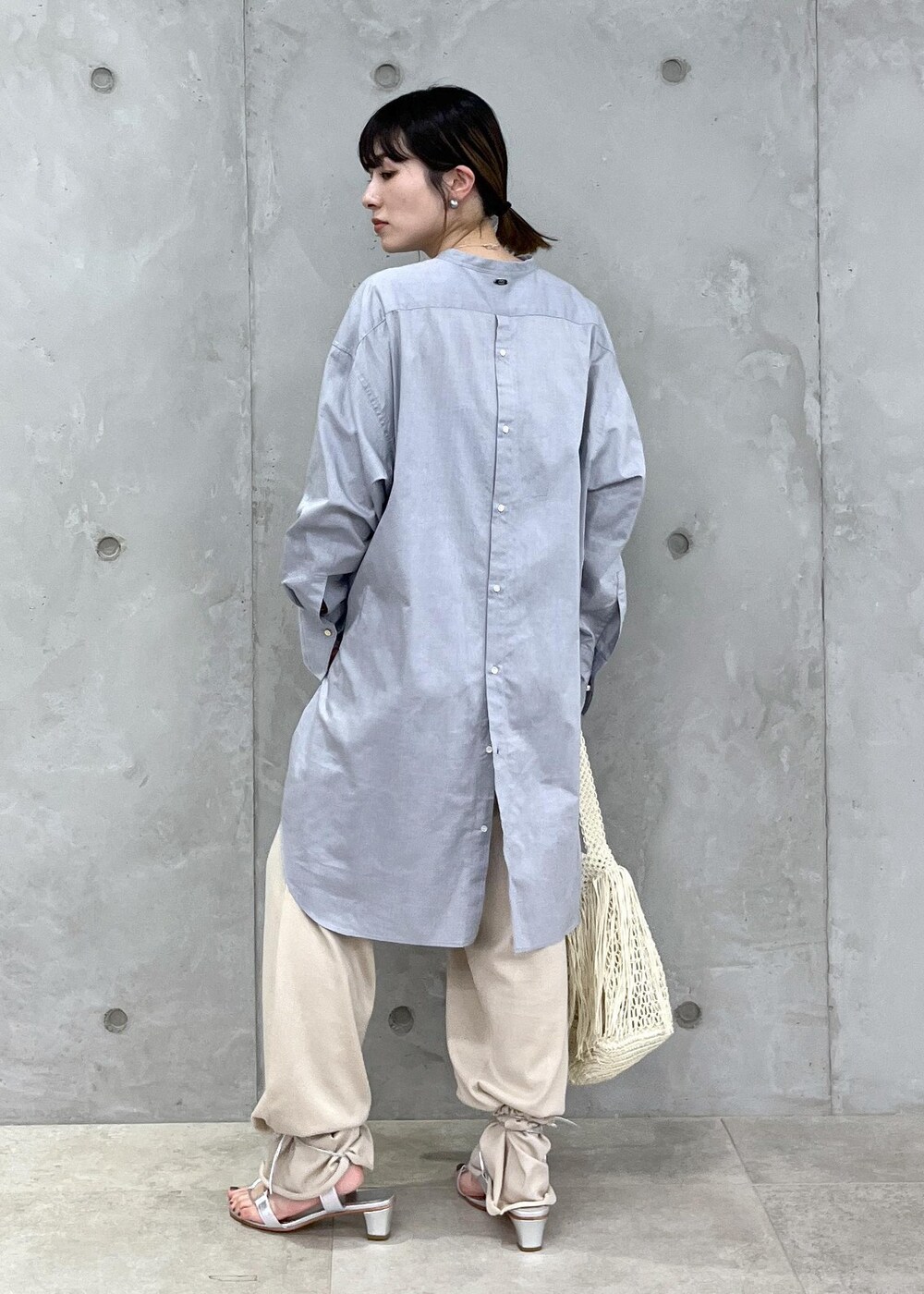 「audrey hepburn、audrey hepburn collection by jun、オードリー・ヘプバーン、オードリー・ヘプバーンコレクションバイジュン、Special2024、オーバーシャツ、チュニック、extreme cashmere、MARTINIANO、PAVONE、BAGMATI、ホワイト、ショルダーバッグ、グレー、シャツ」｜「The Bagmatiの【BAGMATI（バグマティ）】別注フリンジバッグ（ハンドバッグ、ホワイト系）」を使った、michiruさん（レディース・156cm）の夏コーディネートの5枚目の写真