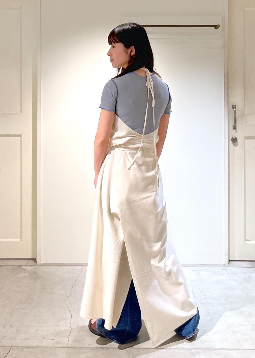 「Baserange、Tシャツ、シアー、ライトグレー、ホルターネックドレス、エプロン、ロング丈、ホワイト、オーガニックコットン、シルク、デニム、バギーデニム、ワイドパンツ、ブルー、MOHI」｜「SALON adam et rope'のセンタープレスバギーデニム（デニムパンツ、ブルー系）」を使った、michiruさん（レディース・156cm）の冬コーディネートの5枚目の写真