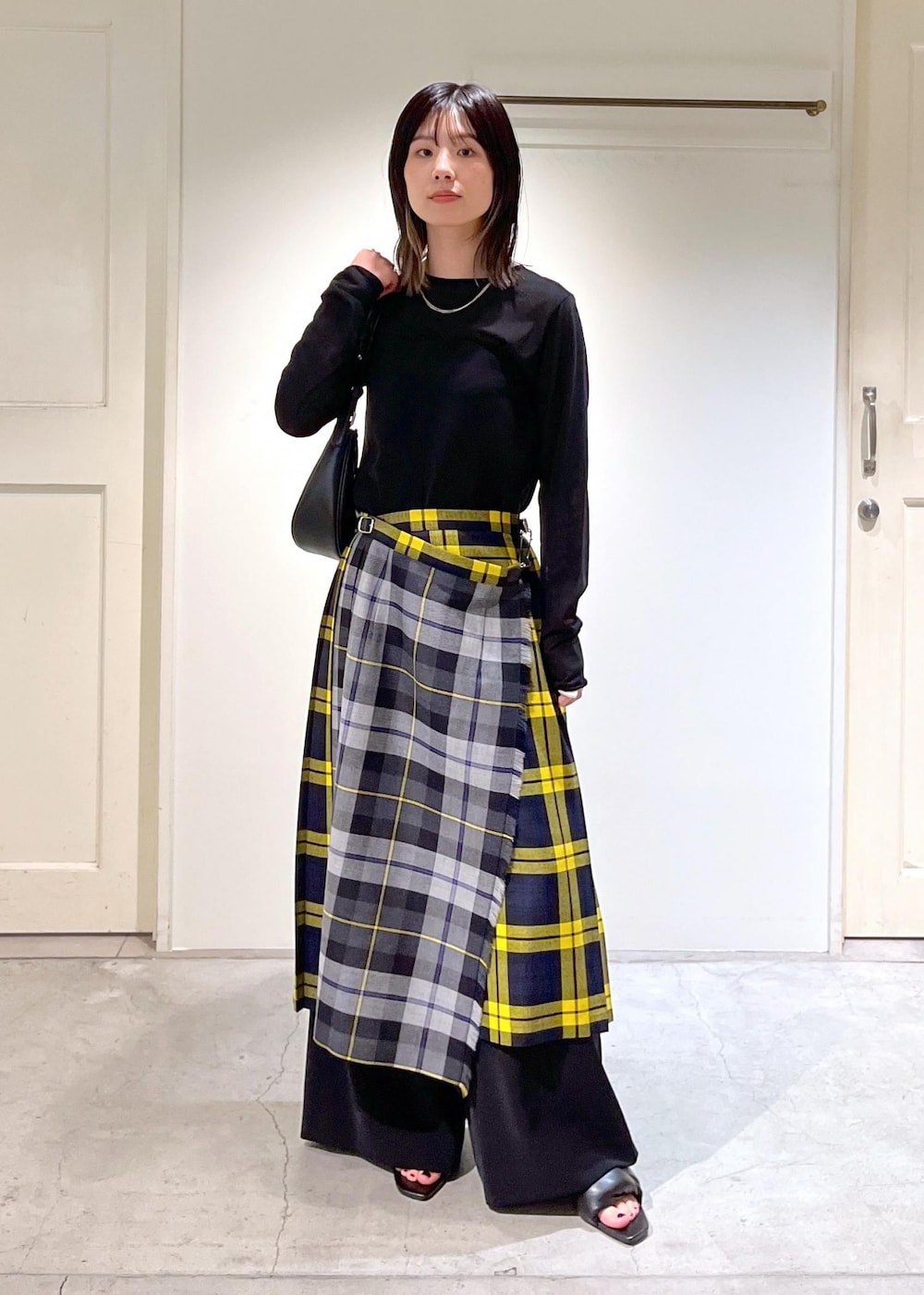 「GGG for SALON、GOOD PEOPLE GOOD STITCHING GOOD PRODUCT、シアー、Tシャツ、ブラック、オールインワン、ベアトップ、O'NEIL of DUBLIN for SALON、O'NEIL of DUBLIN、キルトスカート、チェック柄、BRENTELLA、ミニバッグ、レザー、ヒール」｜「O'NEIL of DUBLINの【O'NEIL of DUBLIN for SALON】別注2カラーレッグイージーキルトスカート（スカート、グレー系）」を使った、michiruさん（レディース・156cm）の秋コーディネートの2枚目の写真