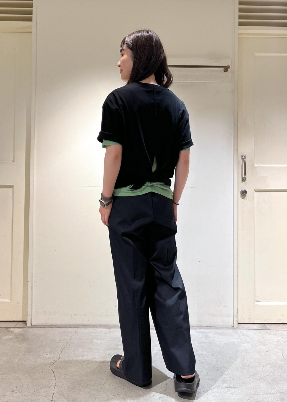ブラック系のその他パンツ、ブラック系のTシャツ/カットソー、ブラック系のサンダルを着用したレディースの夏コーディネートの5枚目の写真