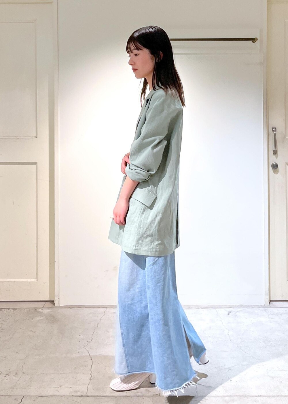 「春ジャケット、羽織、オーガニックコットン、グリーン、PELLICO SUNNY、redcardtokyo、Vivan、デニムスカート、初春コーデ、春コーデ、デートコーデ、お出かけコーデ、旅行コーデ、推し活コーデ、女子会コーデ」｜「SALON adam et rope'のオーガニックコットンダブルガーゼジャケット（テーラードジャケット、グリーン系）」を使った、michiruさん（レディース・156cm）の春コーディネートの4枚目の写真