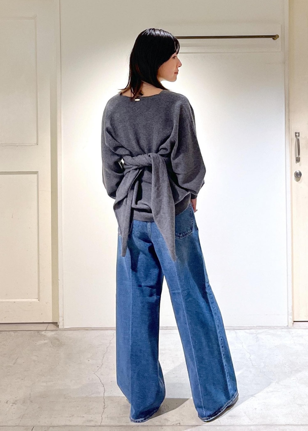 「カシミヤ、ニット、プルオーバー、グレー、Vネック、ショール、バンダナ、ワイドパンツ、バギーパンツ、デニム、ネイビー、REMME、ショートブーツ、ヒールブーツ、レザー」|「SALON adam et rope'の【REMME(レメ)】アンクルブーツ 5センチピンヒール(ブーツ、ブラック系)」を使った、michiruさん(レディース・156cm)の秋コーディネートの4枚目の写真