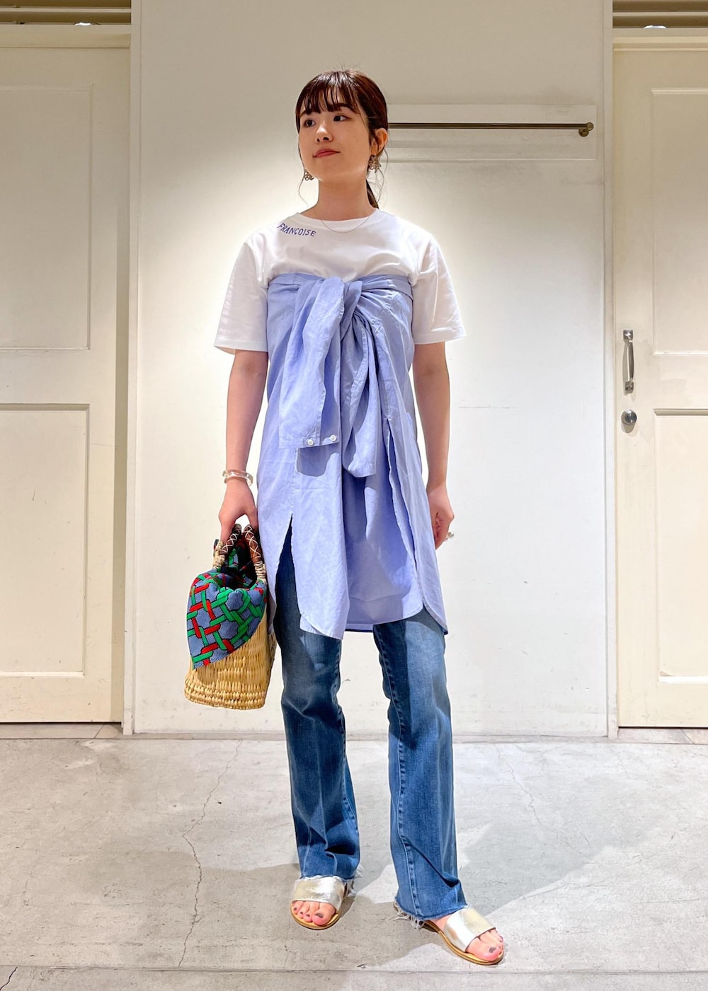 「23SS夏の新作、骨格ウェーブ、ブルベ、低身長、Tシャツ、GOOD LUCK COMES、シャツ、Americana、アメリカーナ、あづま袋、redcardtokyo、サロンアダムエロペ、Marmalade Midrise、マーマレード、カゴバッグ」｜「AMERICANAの【WEB限定】【Americana（アメリカーナ）】レギュラーカラービッグシャツ（シャツ/ブラウス、ブルー系）」を使った、michiruさん（レディース・156cm）の夏コーディネートの2枚目の写真