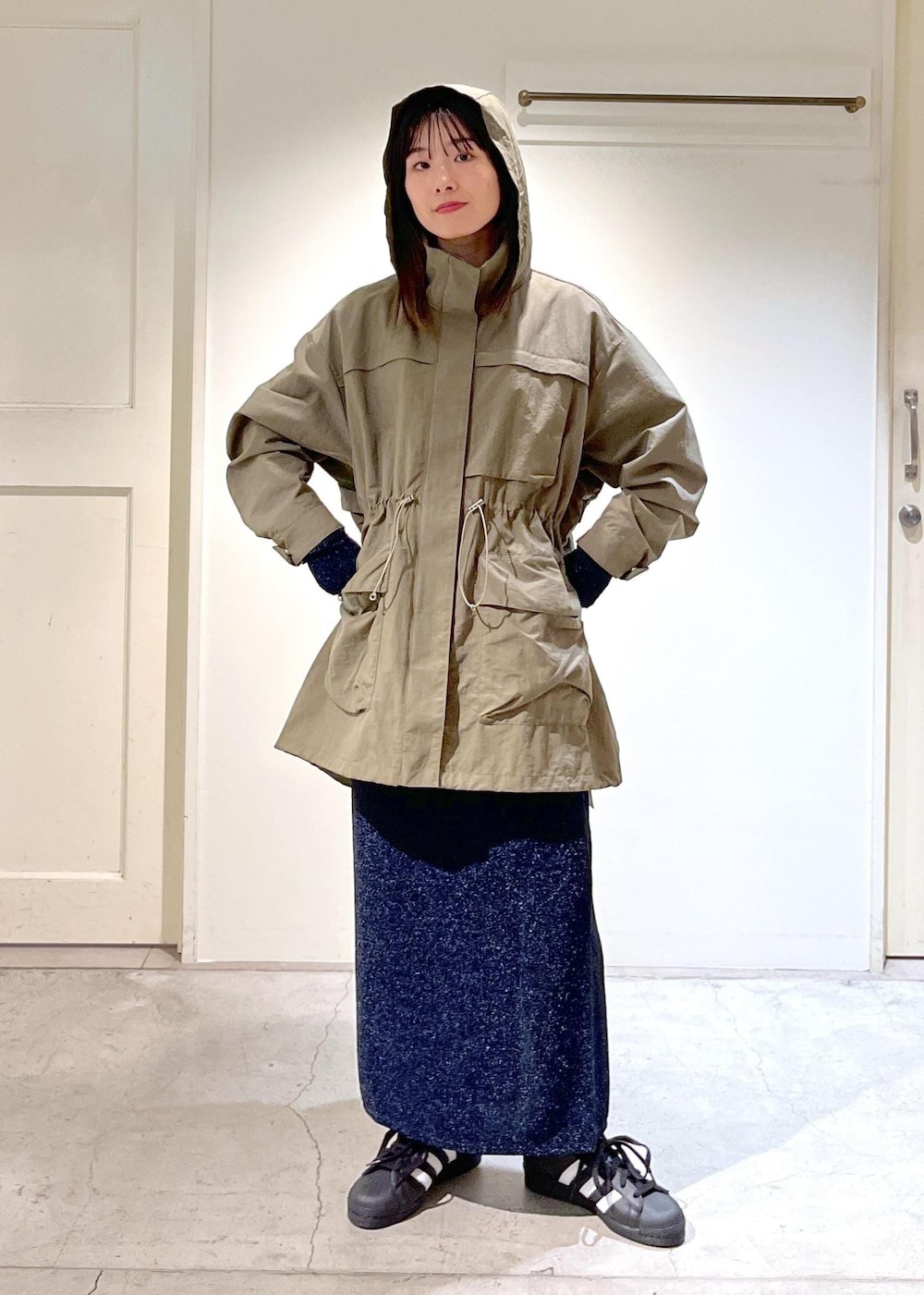 「春アウター、ナイロンブルゾン、マウンテンパーカー、カーキ、撥水加工、クロップド丈、プルオーバー、ラメ、Tシャツ、ネイビー、タイトスカート、スニーカー、adidas、ブラック、SUPERSTAR82」｜「SALON adam et rope'の［撥水］ガーデナーズナイロンブルゾン / マウンテンパーカー（ブルゾン、グリーン系）」を使った、michiruさん（レディース・156cm）の冬コーディネートの6枚目の写真