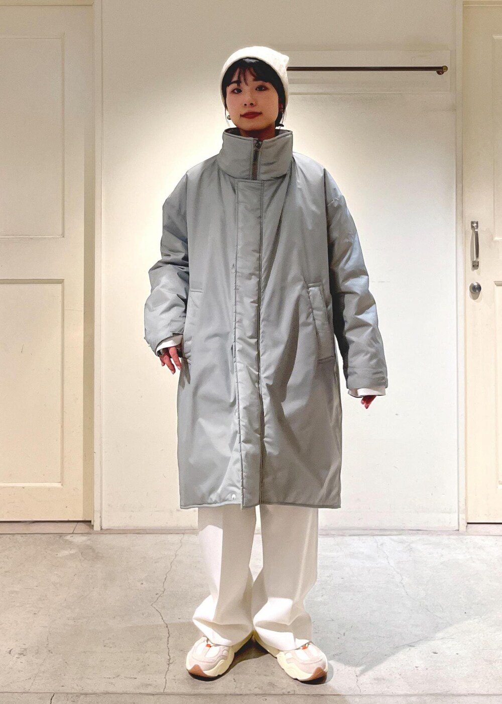 「DESCENTE、デサント、アウター、シルバー、ボーダー、Tシャツ、ハイウエスト、SALE、William Brunton、ウイリアムブラントン、ニット帽、スニーカー、ホワイト、パンツ、サロンアダムエロペ」|「SALON adam et rope'の【WEB限定】ポンチワイドボーダーロングスリーブビッグTシャツ(Tシャツ/カットソー、ブラック系)」を使った、michiruさん(レディース・156cm)の冬コーディネートの4枚目の写真