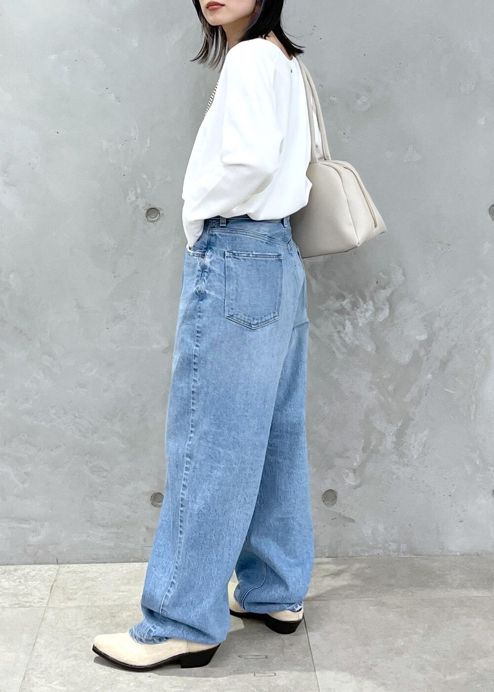 「スウェット、プルオーバー、Ｖネック、ホワイト、デニム、レザー、ERICKA NICOLAS BEGAY、ナバホパール、シルバー、RED CARD TOKYO、Dakota、初秋コーデ、秋コーデ、初冬コーデ、デートコーデ」｜「SALON adam et rope'のスプリットレザーミドルボストンバッグ（ボストンバッグ、ホワイト系）」を使った、michiruさん（レディース・156cm）の秋コーディネートの10枚目の写真