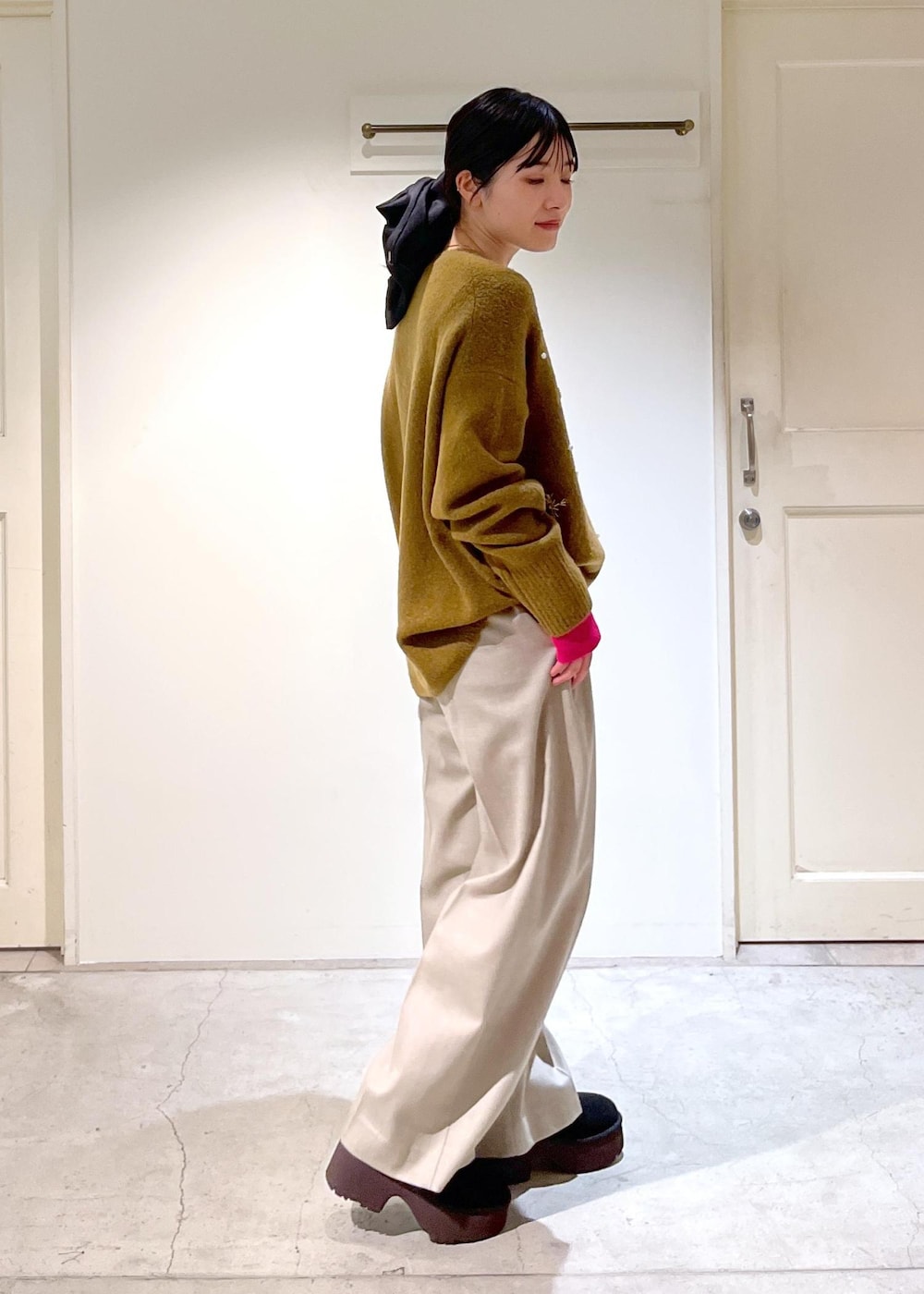 「BALLI、シャギー、Pコート、ベージュ、アウター、ニット、ビジュー、ヤクウール、プルオーバー、カーキ、KINAN、Tシャツ、リブ、ピンク、フラノ」|「heyepの【heyep(ヘイップ)】Silk Square Large Scrunchie/シルクスクエアシュシュ ラージ(シュシュ、ブラック系)」を使った、michiruさん(レディース・156cm)の冬コーディネートの6枚目の写真