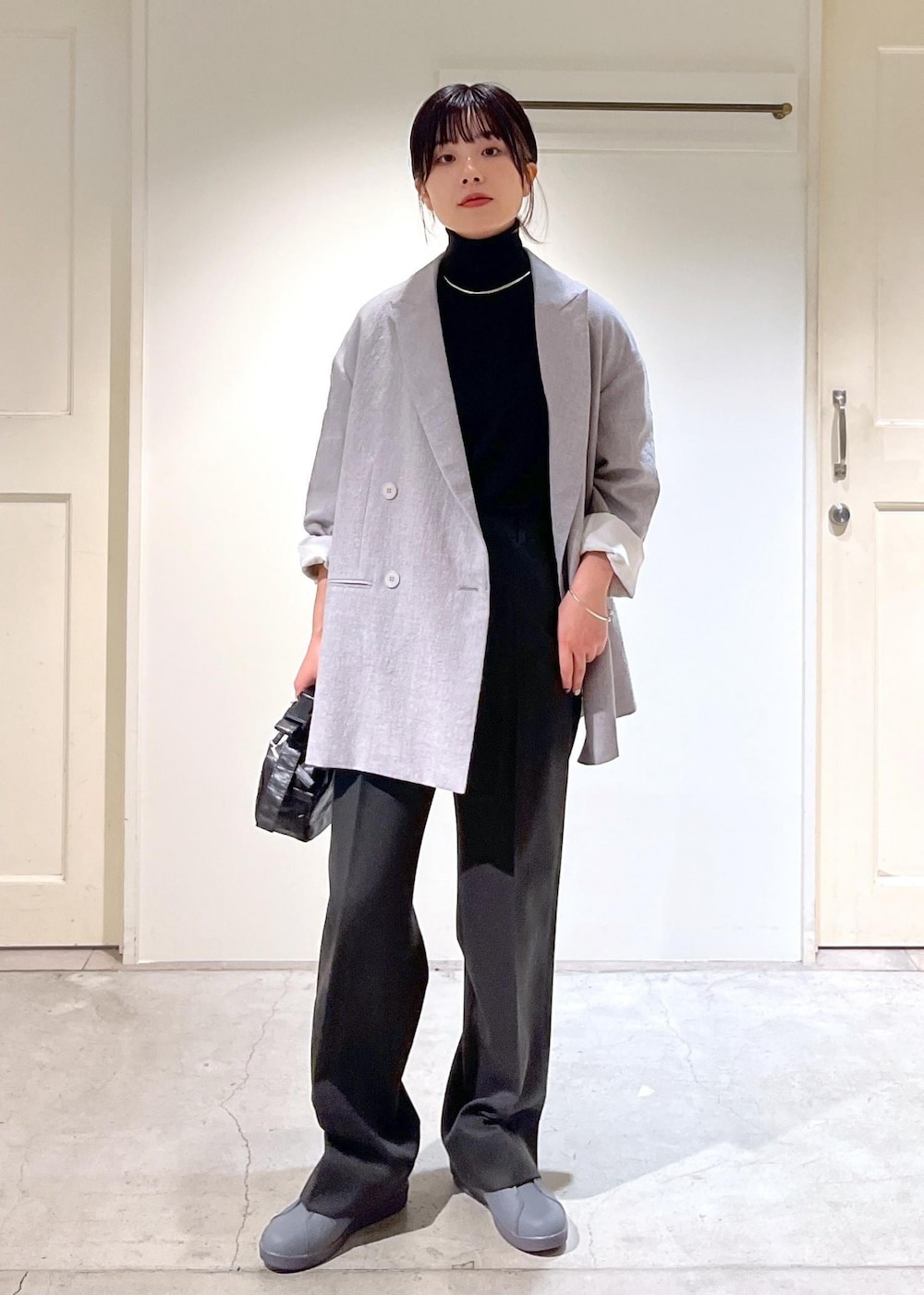 「新作、近江晒、ウール、ダブルジャケット、ウォッシャブルウール、タートル、プルオーバー、VISTO WOOL GABA、moon star、810s、popup、R&D.M.Co-OLDMAN'S TAILOR、ショルダーバッグ、ウエストポーチ、ミニバッグ」|「SALON adam et rope'のウォッシャブルウールタートルネックプルオーバー(ニット/セーター、ブラック系)」を使った、michiruさん(レディース・156cm)の秋コーディネートの2枚目の写真