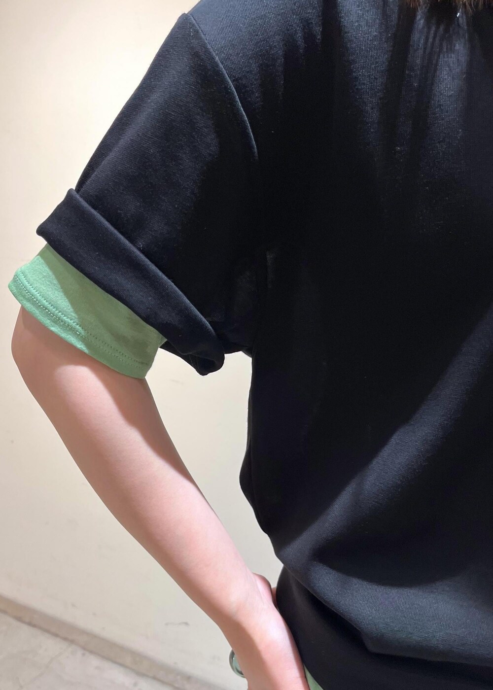 ブラック系のその他パンツ、ブラック系のTシャツ/カットソー、ブラック系のサンダルを着用したレディースの夏コーディネートの8枚目の写真