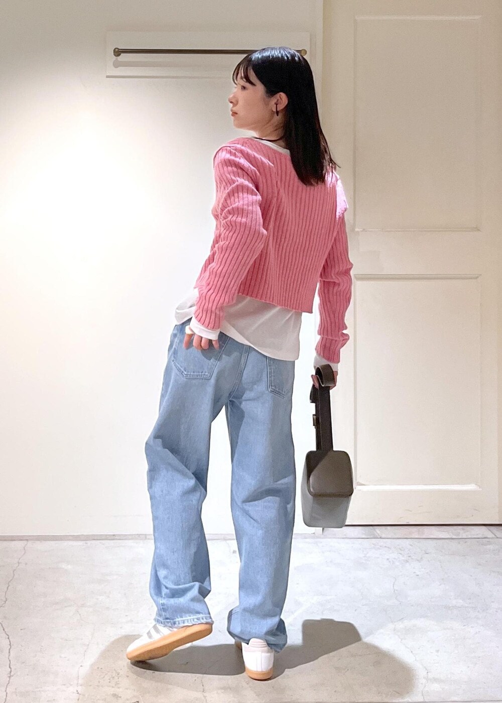 「ローシルク、2way、リブ、ピンク、クロップド丈、Tシャツ、ホワイト、RED CARD TOKYO for SALON、RED CARD TOKYO、デニム、Dakota、ブルー、ボディバッグ、レザー、カーキ」｜「RED CARD TOKYOの【RED CARD TOKYO（レッドカードトーキョー）for SALON】別注Dakota/デニム（デニムパンツ、ブルー系）」を使った、michiruさん（レディース・156cm）の冬コーディネートの5枚目の写真