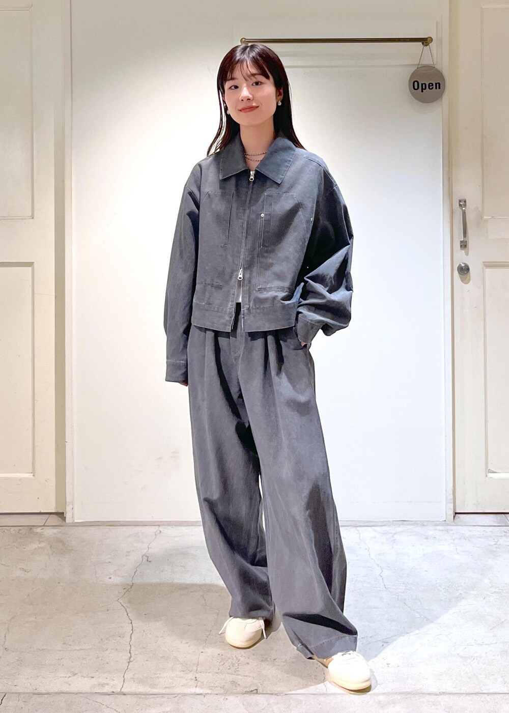 「ジップ、チャコール、カーヴィーパンツ、ホワイト、スニーカー、adidas、レザーバッグ、チェーンバッグ、クラッチバッグ、初春コーデ、春コーデ、デートコーデ、お出かけコーデ、旅行コーデ、アウトドアコーデ」｜「SALON adam et rope'の【2WAY】レザースクエアチェーンクラッチショルダーバッグ（ショルダーバッグ、グリーン系）」を使った、michiruさん（レディース・156cm）の春コーディネートの8枚目の写真
