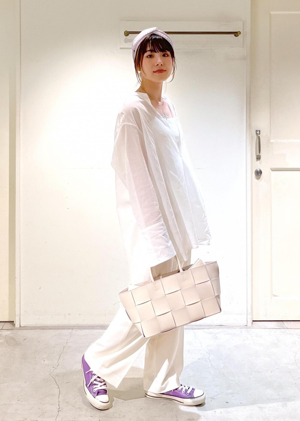 「オーガニックコットン、シャツ、ベアトップ、スラックス、トートバッグ、ハンドバッグ、フェイクレザー、KINAN、ヘアバンド、スニーカー、ホワイト、シアー、パンツ、センタープレス、ピンク」|「SALON adam et rope'のイントレチャートトートバッグ(トートバッグ、ホワイト系)」を使った、michiruさん(レディース・156cm)の冬コーディネートの5枚目の写真