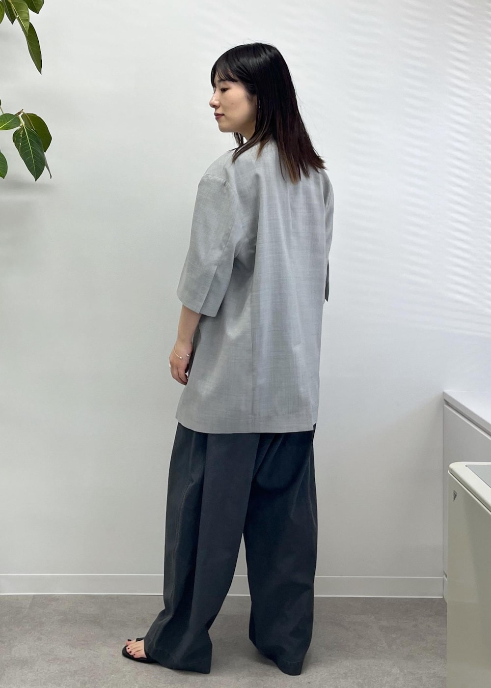 「Americana for SALON、Americana、ジャケット、ノーカラー、半袖、グレー、カーヴィーパンツ、チャコール、サンダル、ブラック、初春コーデ、春コーデ、初夏コーデ、お仕事コーデ、セレモニーコーデ」｜「AMERICANAの【Americana（アメリカーナ） for SALON】別注ジャケット（テーラードジャケット、グレー系）」を使った、michiruさん（レディース・156cm）の冬コーディネートの8枚目の写真