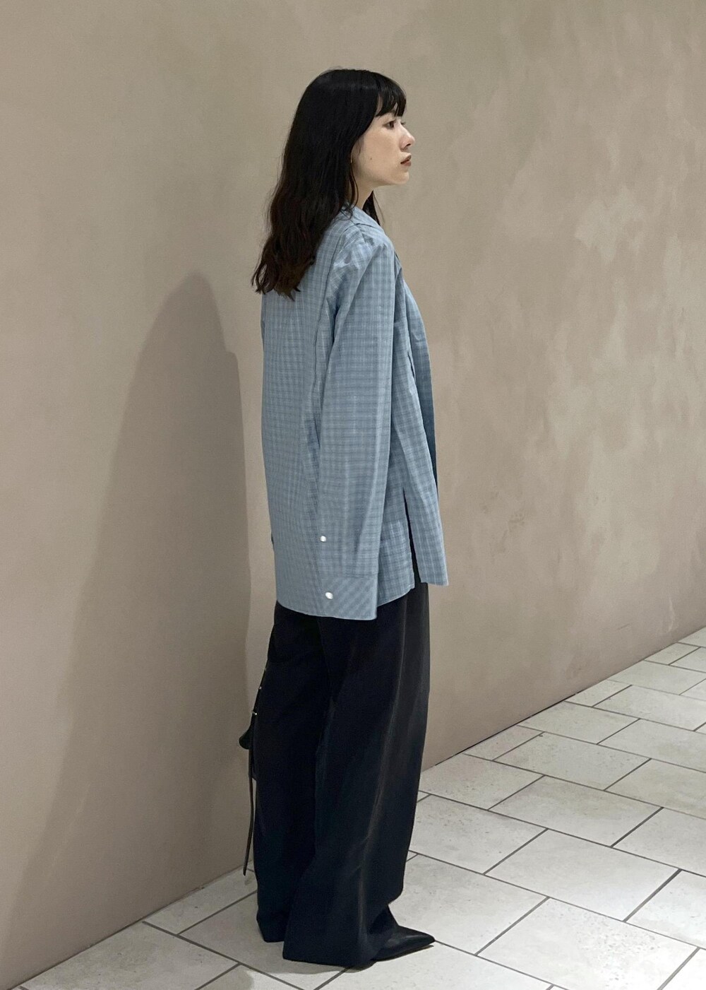 ブラック系のその他パンツ、ブラック系のショルダーバッグ、ブルー系のシャツ/ブラウスを着用したレディースの秋コーディネートの3枚目の写真