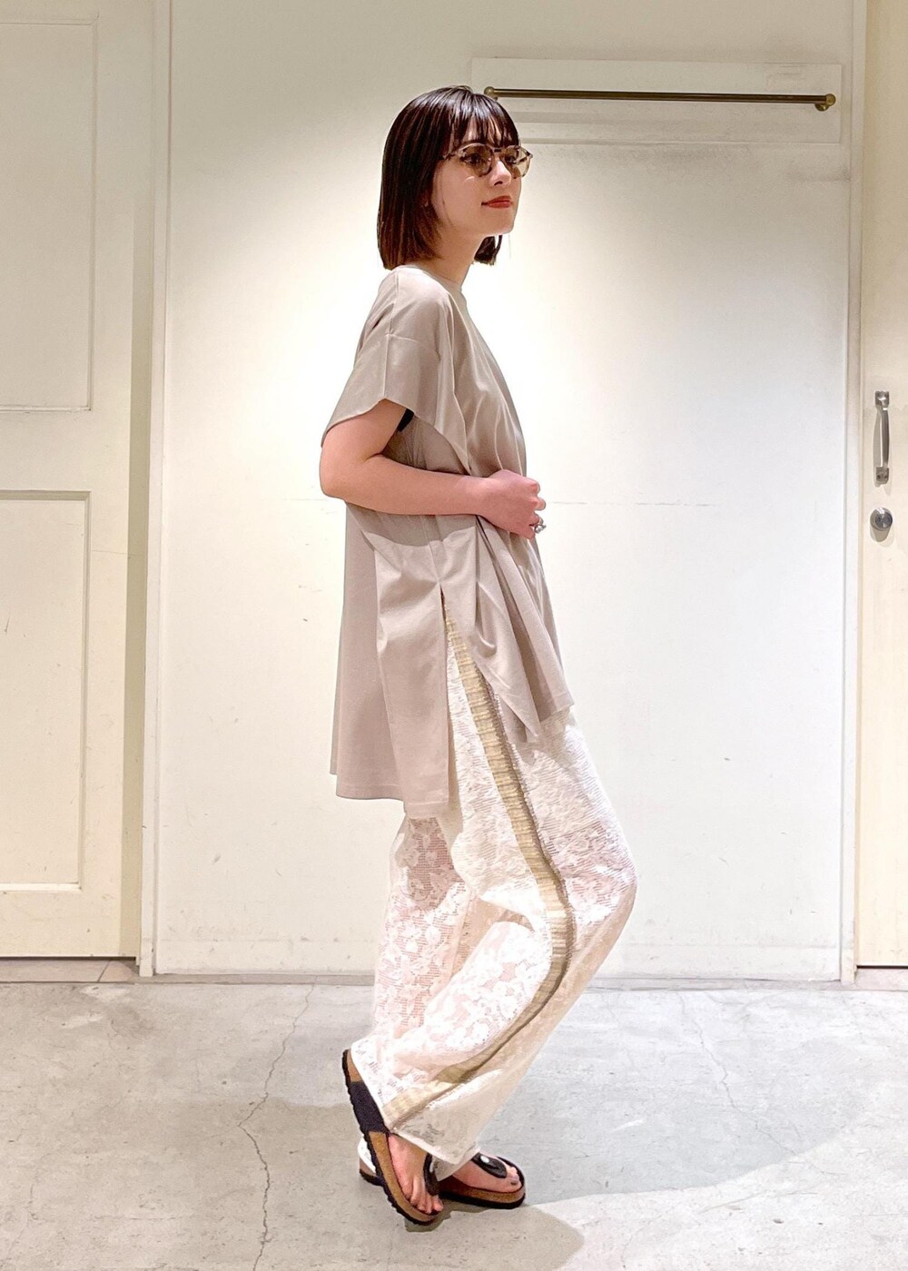 「Tシャツ、オーガニックコットン、BIRKENSTOCK、Gizeh Big Buckle LEOI、IZIPIZI、POPUP、サングラス、bonbonstore、日傘、ベージュ、プルオーバー、オーバーサイズ、ホワイト、パンツ、レース」｜「SALON adam et rope'のスムースフロープルオーバー/ビッグTシャツ【接触冷感・UVケア】（Tシャツ/カットソー、ベージュ系）」を使った、michiruさん（レディース・156cm）の春コーディネートの10枚目の写真