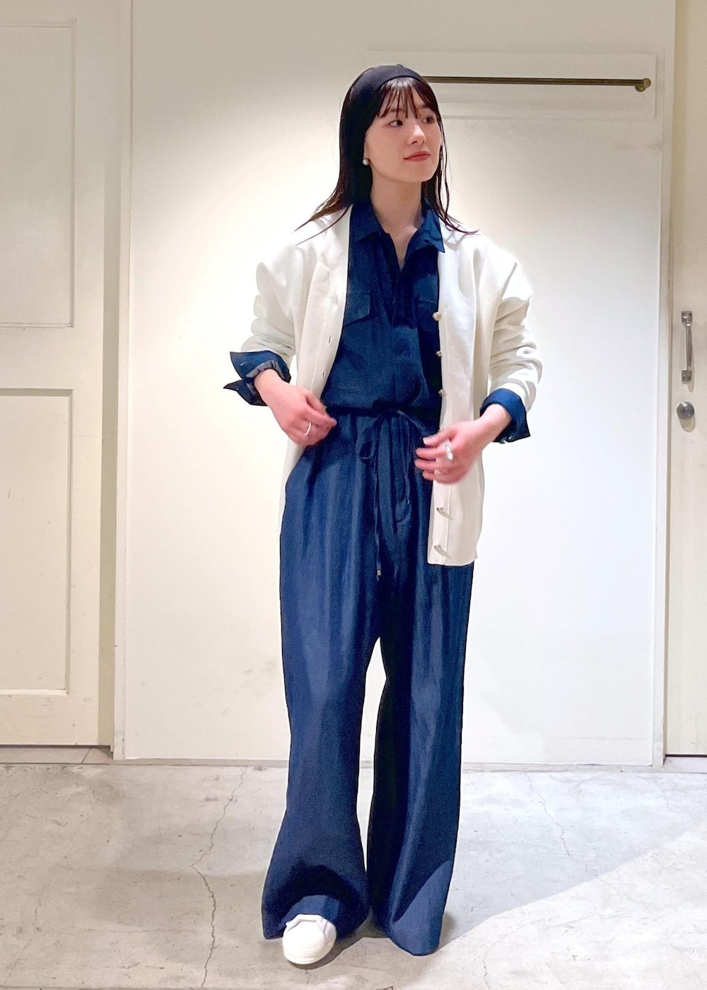「金ボタン、Ｖネック、デニム、adidas、SUPERSTAR82、heyep、ヘアバンド、初春コーデ、春コーデ、デートコーデ、お出かけコーデ、旅行コーデ、アウトドアコーデ、推し活コーデ、女子会コーデ」｜「SALON adam et rope'のオープンカラーリラクシーデニムオールインワン（つなぎ/オールインワン、ブルー系）」を使った、michiruさん（レディース・156cm）の春コーディネートの7枚目の写真