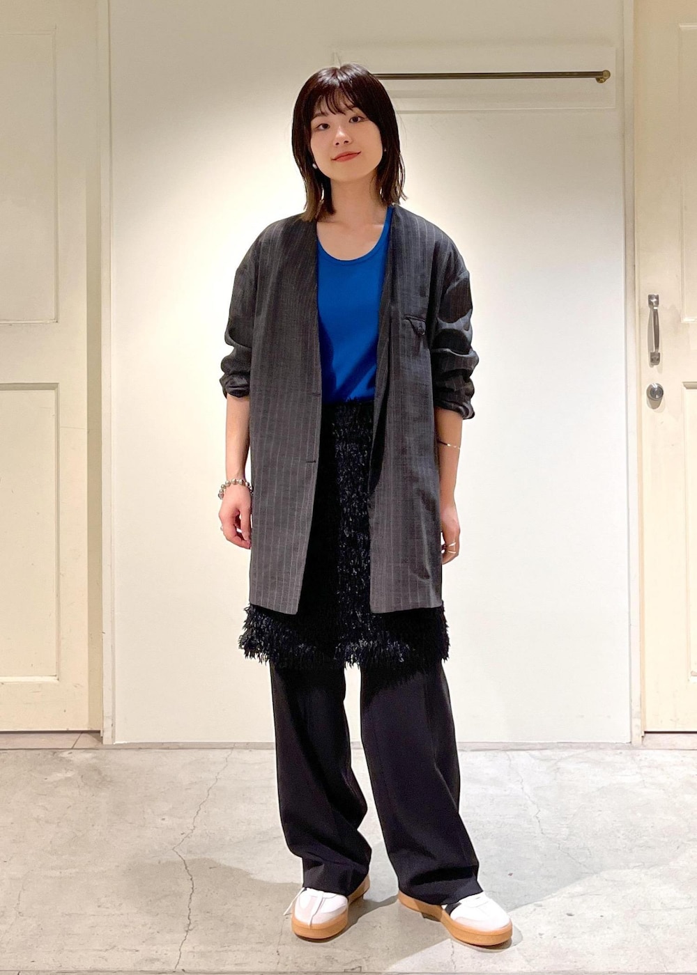 「kinan、チャコール、Tシャツ、リブ、フェザー、スラックス、adidas、SAMBA XLG、AULENTTI、ブラック、ハンドバッグ、ジャケット、オーバーサイズ、ノーカラー、ブルー」｜「SALON adam et rope'のフェザーレイヤードスカート/ミニスカート【洗える】（スカート、ブラック系）」を使った、michiruさん（レディース・156cm）の夏コーディネートの3枚目の写真