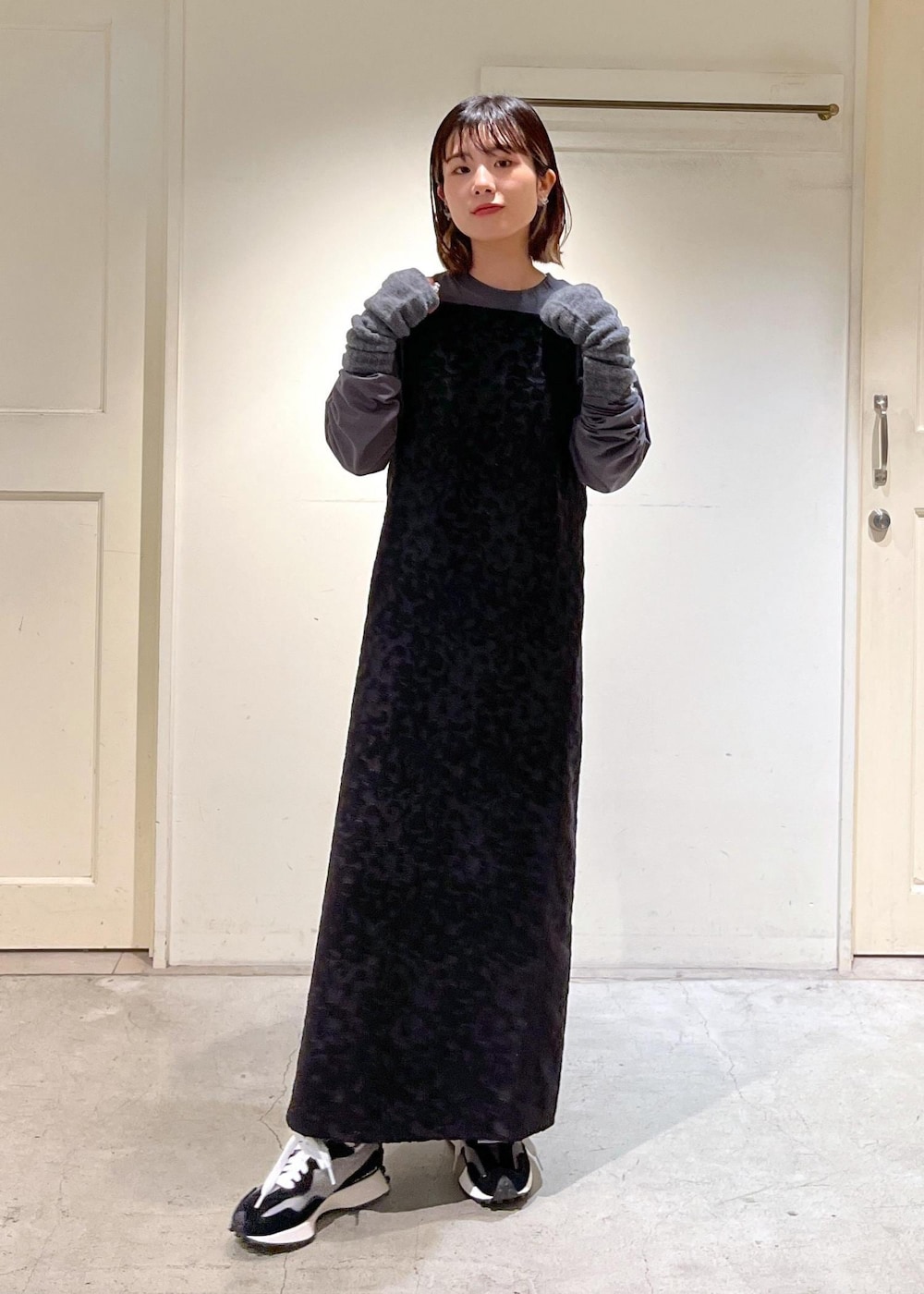 「Tシャツ、KARL BLOSSFELD、キャミワンピース、桐生織、ジャガード、NEW BALANCE、ニューバランス、Americana、アメリカーナ、アームウォーマー、サロンアダムエロペ、TEMBEA、GUNTE、グレー、ブラック」|「SALON adam et rope'の【NIPPON CULTURE】ジャガードキャミワンピース(ワンピース、ブラック系)」を使った、michiruさん(レディース・156cm)の秋コーディネートの3枚目の写真
