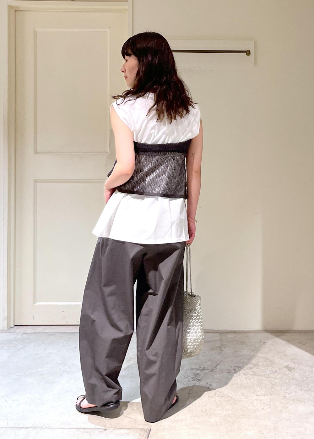 「羽織、レース、チャコール、プリマヴェール、オーガニックコットン、カーヴィーパンツ、MOHI、BAGMATI、シルバー、春コーデ、初夏コーデ、夏コーデ、デートコーデ、お出かけコーデ、旅行コーデ」|「MOHIの【MOHI(モヒ)】サンダル(サンダル、ブラック系)」を使った、michiruさん(レディース・156cm)の春コーディネートの5枚目の写真