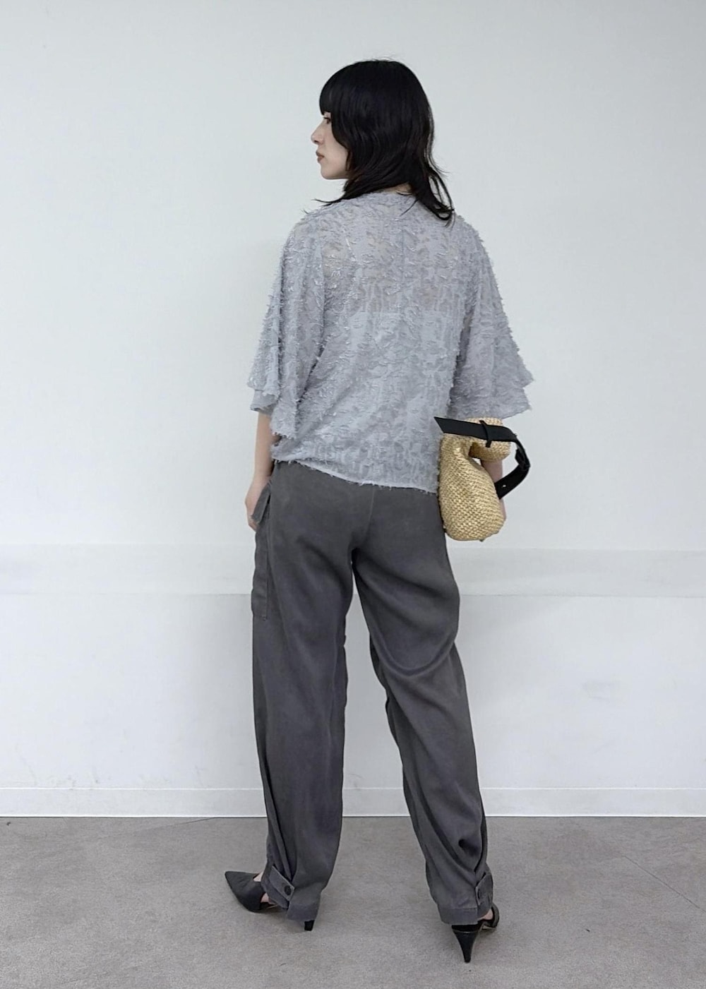 ベージュ系のショルダーバッグ、グレー系のその他パンツ、グレー系のシャツ/ブラウスを着用したレディースの春コーディネートの4枚目の写真