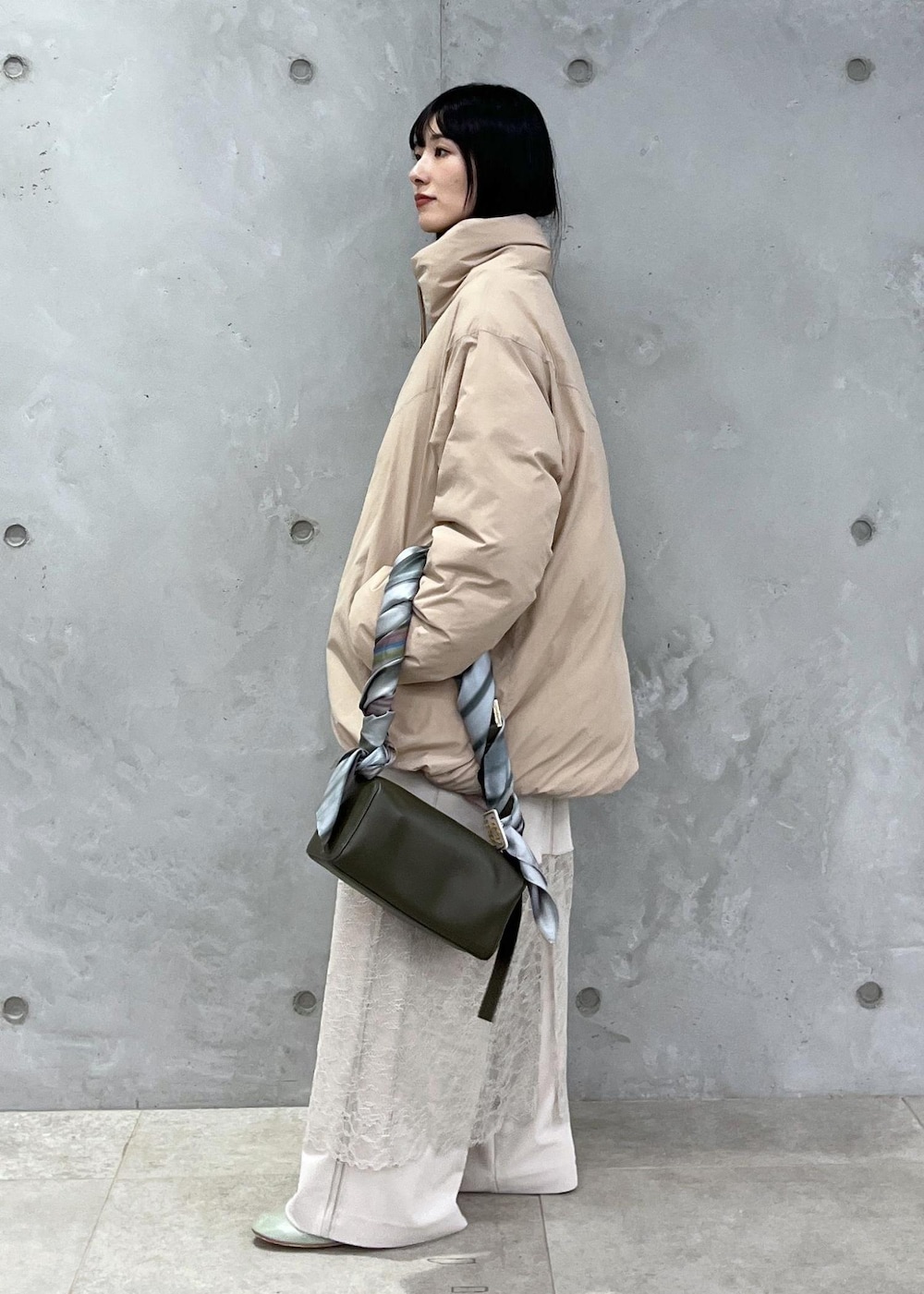 ベージュ系のダウンジャケット/コート、ホワイト系のその他パンツ、ホワイト系のワンピースを着用したレディースの冬コーディネートの9枚目の写真