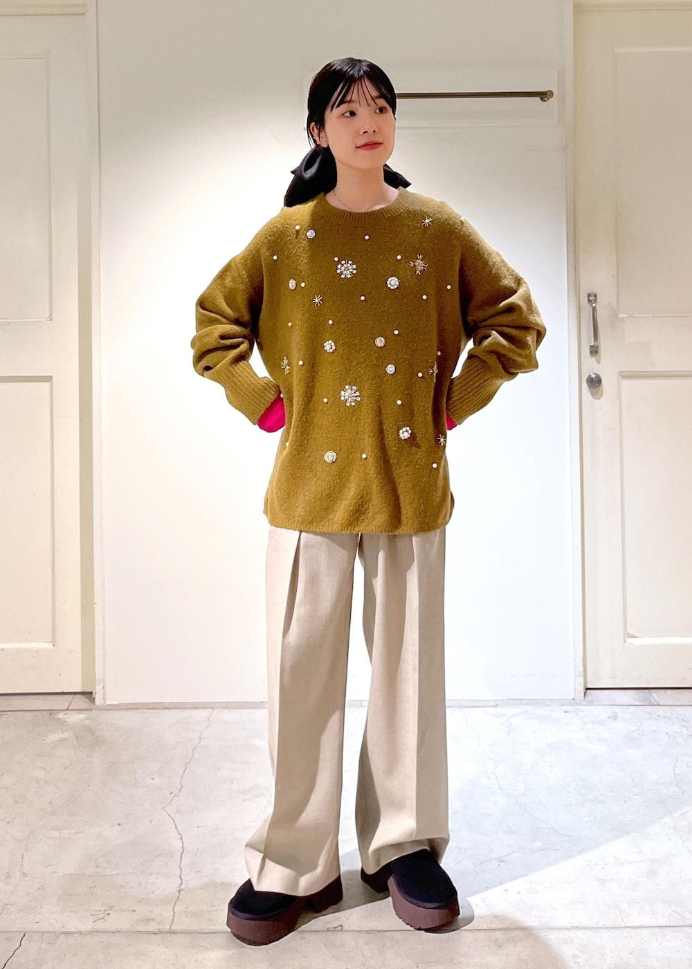 「BALLI、シャギー、Pコート、ベージュ、アウター、ニット、ビジュー、ヤクウール、プルオーバー、カーキ、KINAN、Tシャツ、リブ、ピンク、フラノ」|「heyepの【heyep(ヘイップ)】Silk Square Large Scrunchie/シルクスクエアシュシュ ラージ(シュシュ、ブラック系)」を使った、michiruさん(レディース・156cm)の冬コーディネートの9枚目の写真