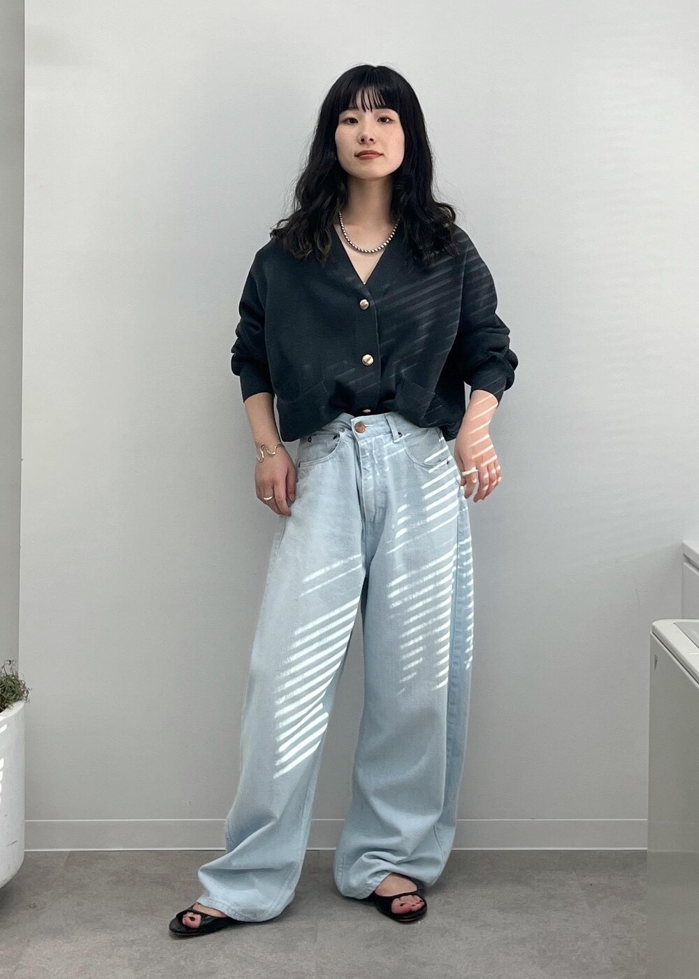 ブルー系のデニムパンツ、グレー系のカーディガン/ボレロ、ブラック系のショルダーバッグを着用したレディースの夏コーディネートの6枚目の写真