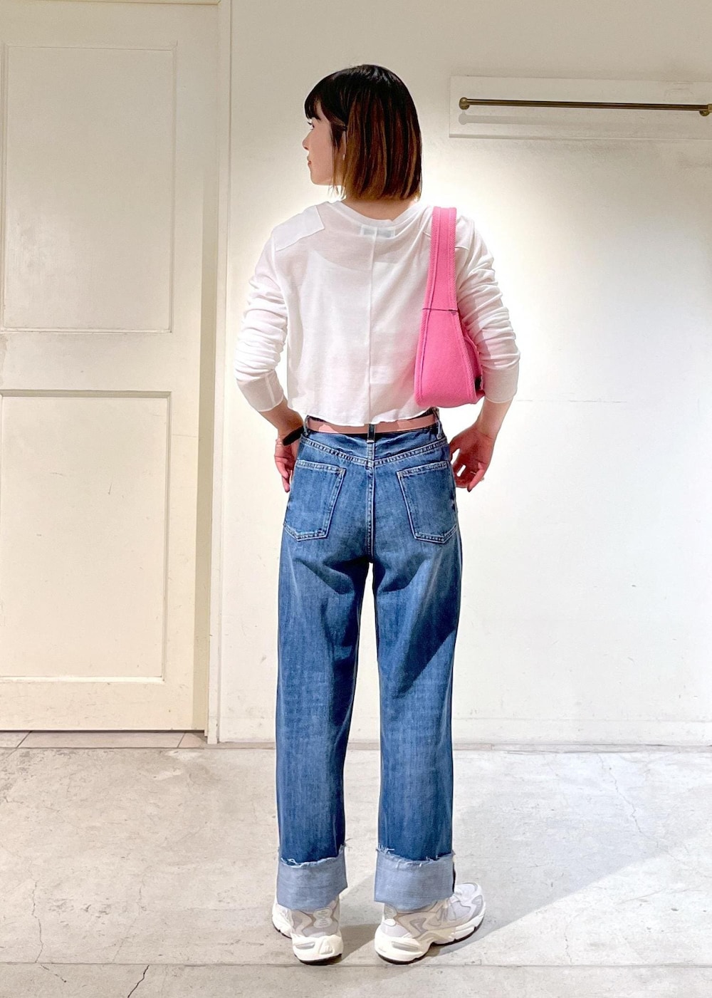 「Americana、Tシャツ、タンクトップ、redcardtokyo、レッドカードトーキョー、POP UP、Manoa、New Balance、ML725、ハンドルバッグ、ピンク、TORY LEATHER、ベルト、ホワイト、ブルー」｜「AMERICANAの[24SS]【Americana for SALON】別注シアーロングTシャツ＆キャミソールセットアップ（Tシャツ/カットソー、ホワイト系）」を使った、michiruさん（レディース・156cm）の春コーディネートの5枚目の写真