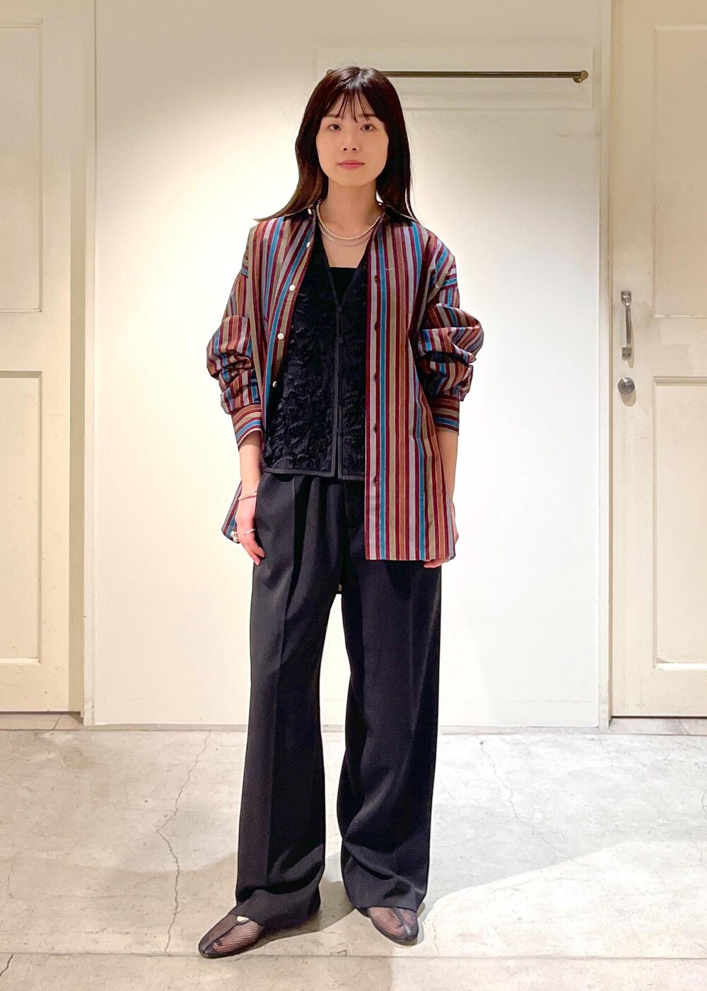 「Baserange、ベースレンジ、シャツ、オーバーシャツ、ストライプ、ジレ、フラワー、ブラック、キャミソール、イージーパンツ、REMME、メッシュ、フラットシューズ、ERICKA NICOLAS BEGAY、シルバー」｜「SALON adam et rope'の[追加]イージーリラックスストレートパンツ2/スラックス【接触冷感・UVケア・洗える】（その他パンツ、ブラック系）」を使った、michiruさん（レディース・156cm）の冬コーディネートの3枚目の写真