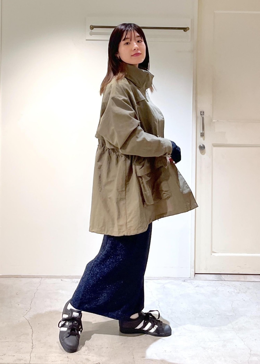 「春アウター、ナイロンブルゾン、マウンテンパーカー、カーキ、撥水加工、クロップド丈、プルオーバー、ラメ、Tシャツ、ネイビー、タイトスカート、スニーカー、adidas、ブラック、SUPERSTAR82」｜「SALON adam et rope'の［撥水］ガーデナーズナイロンブルゾン / マウンテンパーカー（ブルゾン、グリーン系）」を使った、michiruさん（レディース・156cm）の冬コーディネートの8枚目の写真