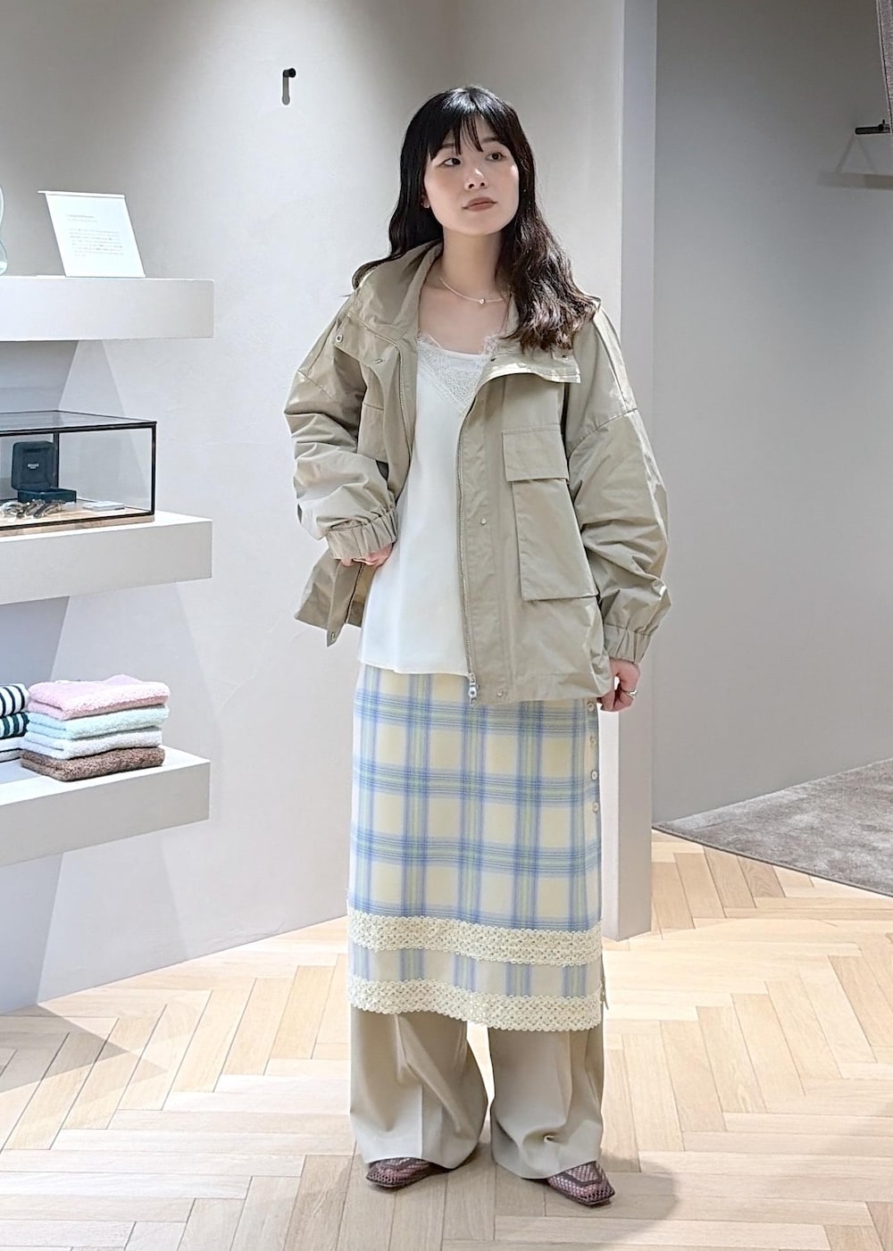 ベージュ系のその他パンツ、ブラウン系のローファー、ホワイト系のキャミソールを着用したレディースの春コーディネートの8枚目の写真